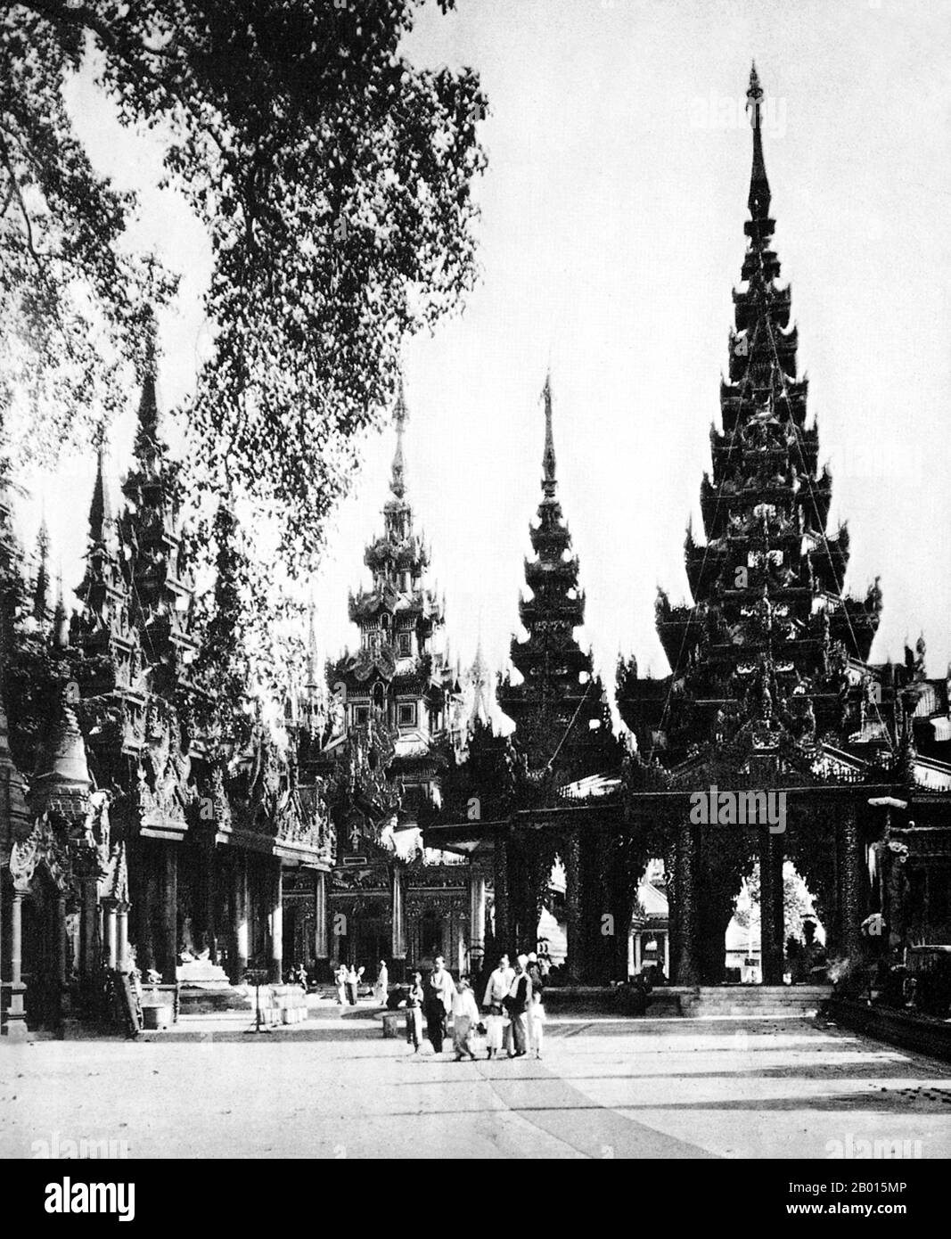 Burma/Myanmar: Chedis im Inneren des Geländes der Shwedagon Pagode, Rangun, c. 1920er Jahre. Die 98 m (322 ft) lange vergoldete Stupa der Shwedagon-Pagode dominiert die Skyline von Rangun von ihrem Aussichtspunkt auf dem Singuttara-Hügel im Zentrum der Stadt und ist Burmas bekanntestes Wahrzeichen und Buddhistisches Denkmal. Obwohl die Legende besagt, dass die Pagode zur Zeit von Siddharta Gautama, dem Buddha, vor etwa 2,500 Jahren gebaut wurde, schreiben Archäologen den Bau des Tempels den Mon-Leuten irgendwann zwischen dem 6. Und 10. Jahrhundert u.Z. zu. Sie wird oft als die „Goldene Pagode“ bezeichnet. Stockfoto