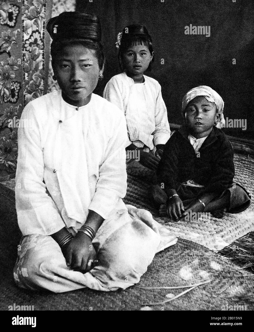 Birma/Myanmar: Mitglieder einer Shan-Familie, c. 1920er Jahre. Die Shan leben hauptsächlich im Shan-Staat Burma, aber auch in Teilen der Mandalay-Division, des Kachin-Staates und des Kayin-Staates sowie in angrenzenden Regionen Chinas und Thailands. Es wird angenommen, dass das Tai-Shan-Volk aus Yunnan in China ausgewandert ist. Die Shan sind Nachkommen des ältesten Zweiges des Tai-Shan, bekannt als Tai Long (Great Tai) oder Thai Yai (Big Thai). Die Tai-Shan, die nach Süden wanderten und heute in Laos und Thailand leben, werden als Tai Noi (kleines Tai) bezeichnet. Stockfoto