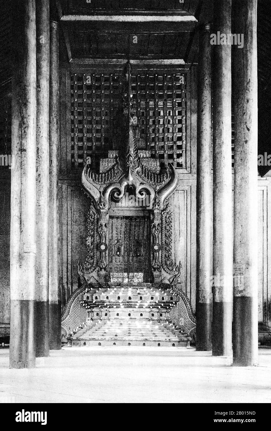 Burma/Myanmar: Eingang zum Lily Throne Room im Mandalay Palace, c. 1920er Jahre. Der Mandalay Palace wurde zwischen 1857 und 1859 als Teil der neuen königlichen Hauptstadt von König Mindon, Mandalay, erbaut, in Erfüllung einer buddhistischen Prophezeiung, dass am Fuße des Mandalay Hill ein religiöses Zentrum errichtet werden würde. 1861 wurde das Gericht aus der früheren Hauptstadt Amarapura in die neu erbaute Stadt überführt. Der Plan des Mandalay Palace folgt weitgehend dem traditionellen burmesischen Palastdesign, in einem ummauerten Fort, das von einem Graben umgeben ist. Der Palast selbst befindet sich im Zentrum der Zitadelle und ist nach Osten ausgerichtet. Stockfoto