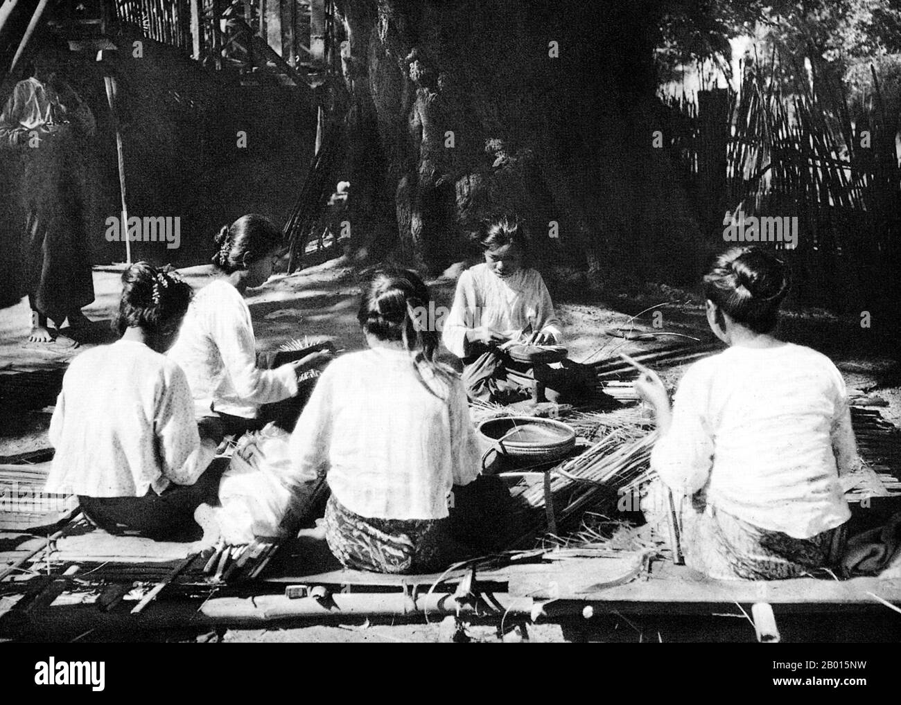 Birma/Myanmar: Frauen stellen in Pagan, Zentral-Burma, c. 1920er Jahre. Lackwaren ist noch heute ein traditionelles Produkt in der heidnischen Region, da Lackharz aus einheimischen Bäumen gewonnen wird. Die britische Eroberung Burmas begann 1824 als Reaktion auf einen birmanischen Versuch, Indien zu erobern. Bis 1886 und nach zwei weiteren Kriegen hatte Großbritannien das ganze Land in den britischen Raj aufgenommen. Um den Handel anzukurbeln und Veränderungen zu erleichtern, brachten die Briten Inder und Chinesen, die die Burmesen schnell in städtische Gebiete verdrängten. Stockfoto