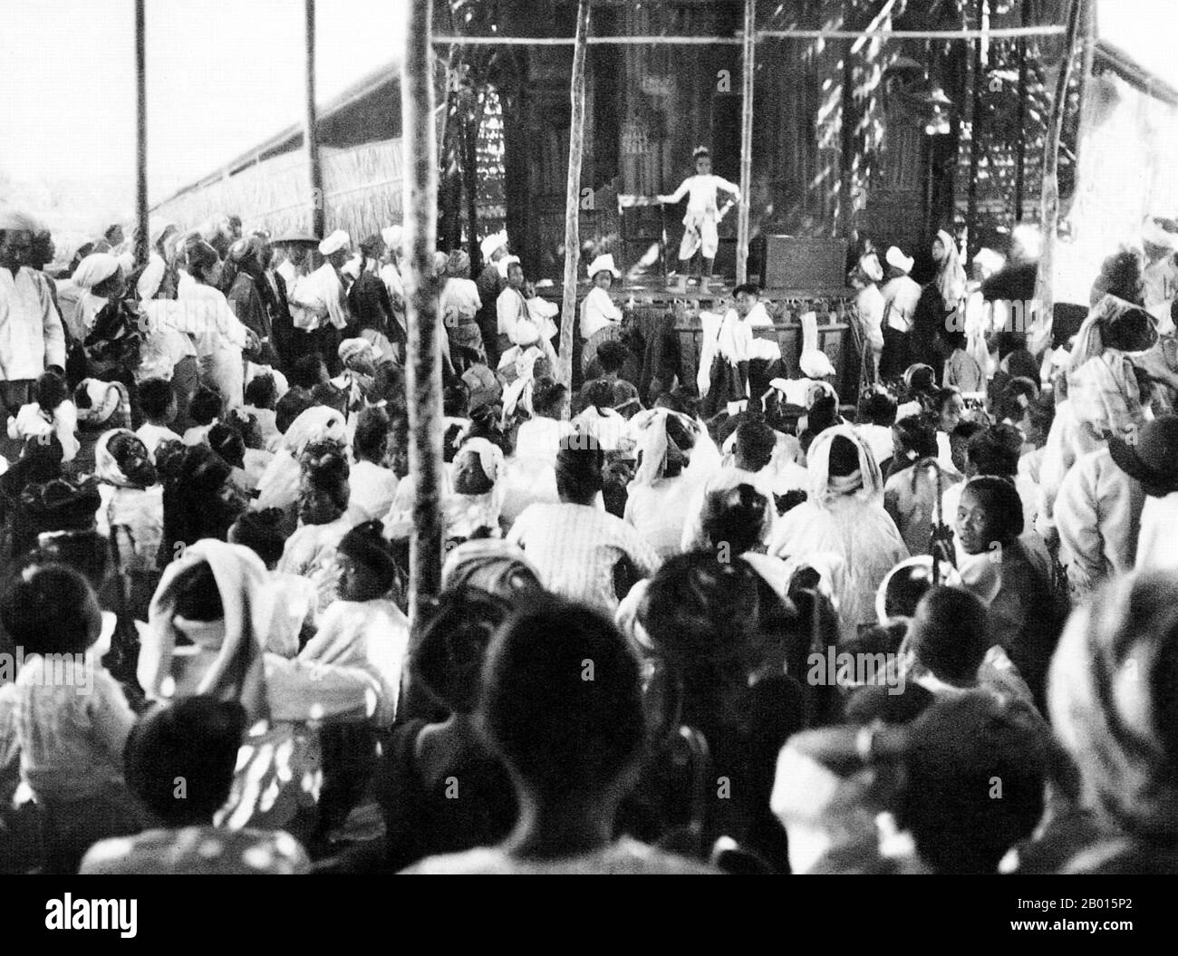 Burma/Myanmar: Eine Gruppe junger Künstler unterhält Einheimische in einem provisorischen Theater in Pekon, Taunggyi District, Shan State, c. 1920er Jahre. Die britische Eroberung Burmas begann 1824 als Reaktion auf einen birmanischen Versuch, Indien zu erobern. Bis 1886 und nach zwei weiteren Kriegen hatte Großbritannien das ganze Land in den britischen Raj aufgenommen. Um den Handel anzukurbeln und Veränderungen zu erleichtern, brachten die Briten Inder und Chinesen, die die Burmesen schnell in städtische Gebiete verdrängten. Rangun und Mandalay haben bis heute eine große ethnische indische Bevölkerung. Stockfoto