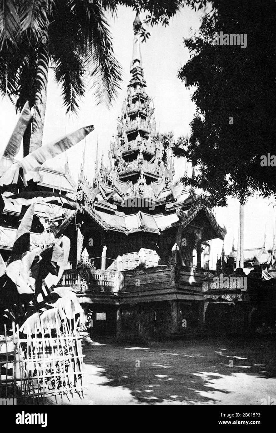 Burma/Myanmar: Ansicht eines alten Mandalay-Klosters aus Holz aus den 1920er Jahren. Mandalay ist die zweitgrößte Stadt und die letzte königliche Hauptstadt Burmas. Wie die meisten früheren (und heutigen) Hauptstädte Burmas wurde Mandalay auf den Wunsch des damaligen Herrschers gegründet. Am 13. Februar 1857 gründete König Mindon eine neue königliche Hauptstadt am Fuße des Mandalay Hill, angeblich um eine Prophezeiung über die Gründung einer Metropole des Buddhismus an genau diesem Ort anlässlich des 2.4.Jubiläums des Buddhismus zu erfüllen. Stockfoto