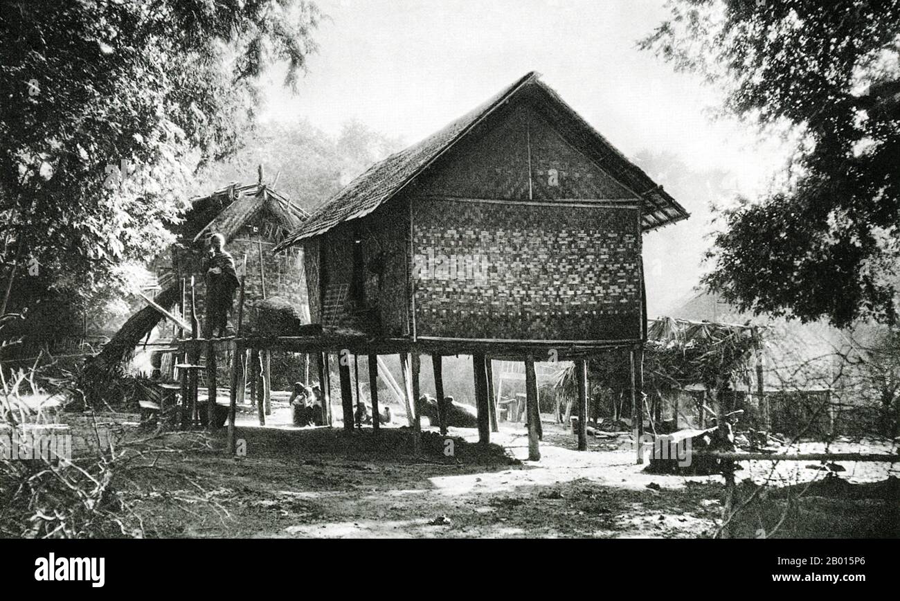 Birma/Myanmar: Ein traditionelles Haus auf Stelzen in Myinpagan, einem kleinen Dorf in der Nähe von Pagan, c.. 1920er Jahre. Die britische Eroberung Burmas begann 1824 als Reaktion auf einen birmanischen Versuch, Indien zu erobern. Bis 1886 und nach zwei weiteren Kriegen hatte Großbritannien das ganze Land in den britischen Raj aufgenommen. Um den Handel anzukurbeln und Veränderungen zu erleichtern, brachten die Briten Inder und Chinesen, die die Burmesen schnell in städtische Gebiete verdrängten. Rangun und Mandalay haben bis heute eine große ethnische indische Bevölkerung. Es wurden Eisenbahnen und Schulen sowie eine große Anzahl von Gefängnissen gebaut. Stockfoto