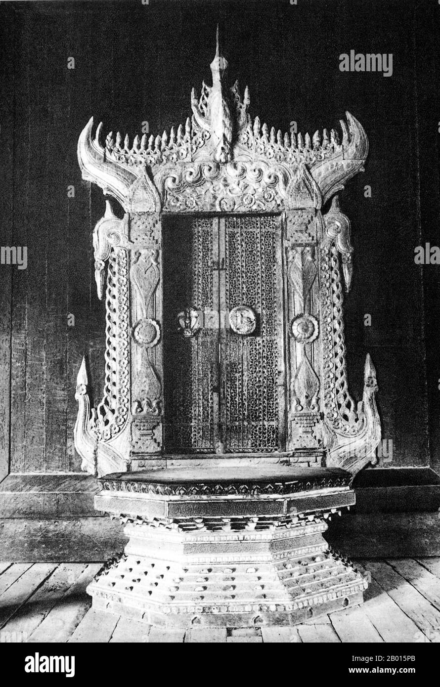 Burma/Myanmar: Der Hamsa (Gans) Thron im Mandalay Palast, c. 1920er Jahre. Der Mandalay Palace wurde zwischen 1857 und 1859 als Teil der neuen königlichen Hauptstadt von König Mindon, Mandalay, erbaut, in Erfüllung einer buddhistischen Prophezeiung, dass am Fuße des Mandalay Hill ein religiöses Zentrum errichtet werden würde. 1861 wurde das Gericht aus der früheren Hauptstadt Amarapura in die neu erbaute Stadt überführt. Der Plan des Mandalay Palace folgt weitgehend dem traditionellen burmesischen Palastdesign, in einem ummauerten Fort, das von einem Graben umgeben ist. Der Palast selbst befindet sich im Zentrum der Zitadelle und ist nach Osten ausgerichtet. Stockfoto