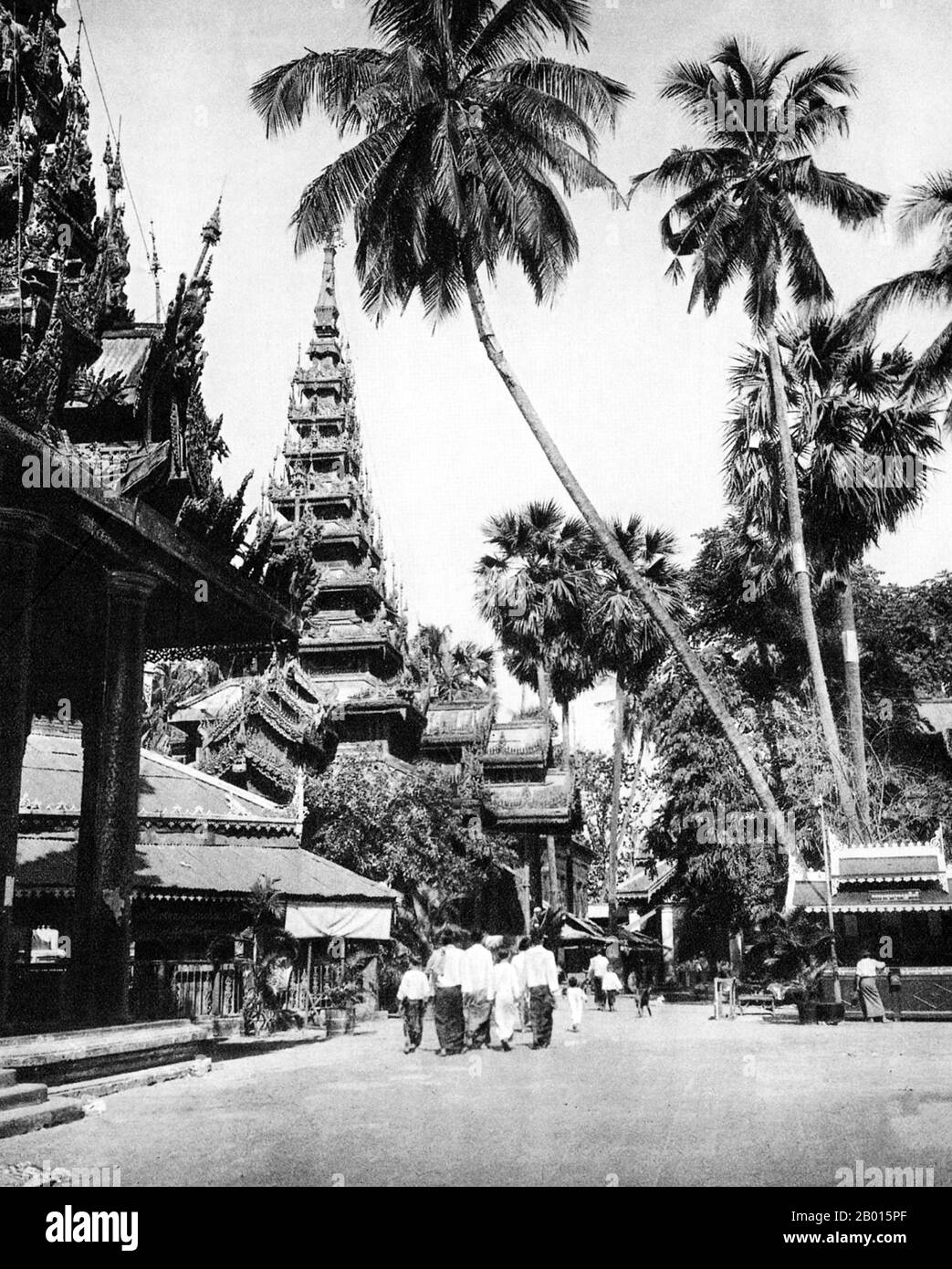 Burma/Myanmar: Chedi und Pavillon im Inneren der Shwedagon Pagode, Rangun, c. 1920er Jahre. Die 322 m lange, vergoldete Stupa der Shwedagon Pagode dominiert die Skyline von Rangun von ihrem Aussichtspunkt auf dem Singuttara Hill im Zentrum der Stadt und ist Burmas bekanntestes Wahrzeichen und Buddhistisches Denkmal. Obwohl die Legende besagt, dass die Pagode zur Zeit von Siddharta Gautama, dem Buddha, vor etwa 2,500 Jahren gebaut wurde, schreiben Archäologen den Bau des Tempels den Mon-Leuten irgendwann zwischen dem 6. Und 10. Jahrhundert u.Z. zu. Sie wird oft als die „Goldene Pagode“ bezeichnet. Stockfoto