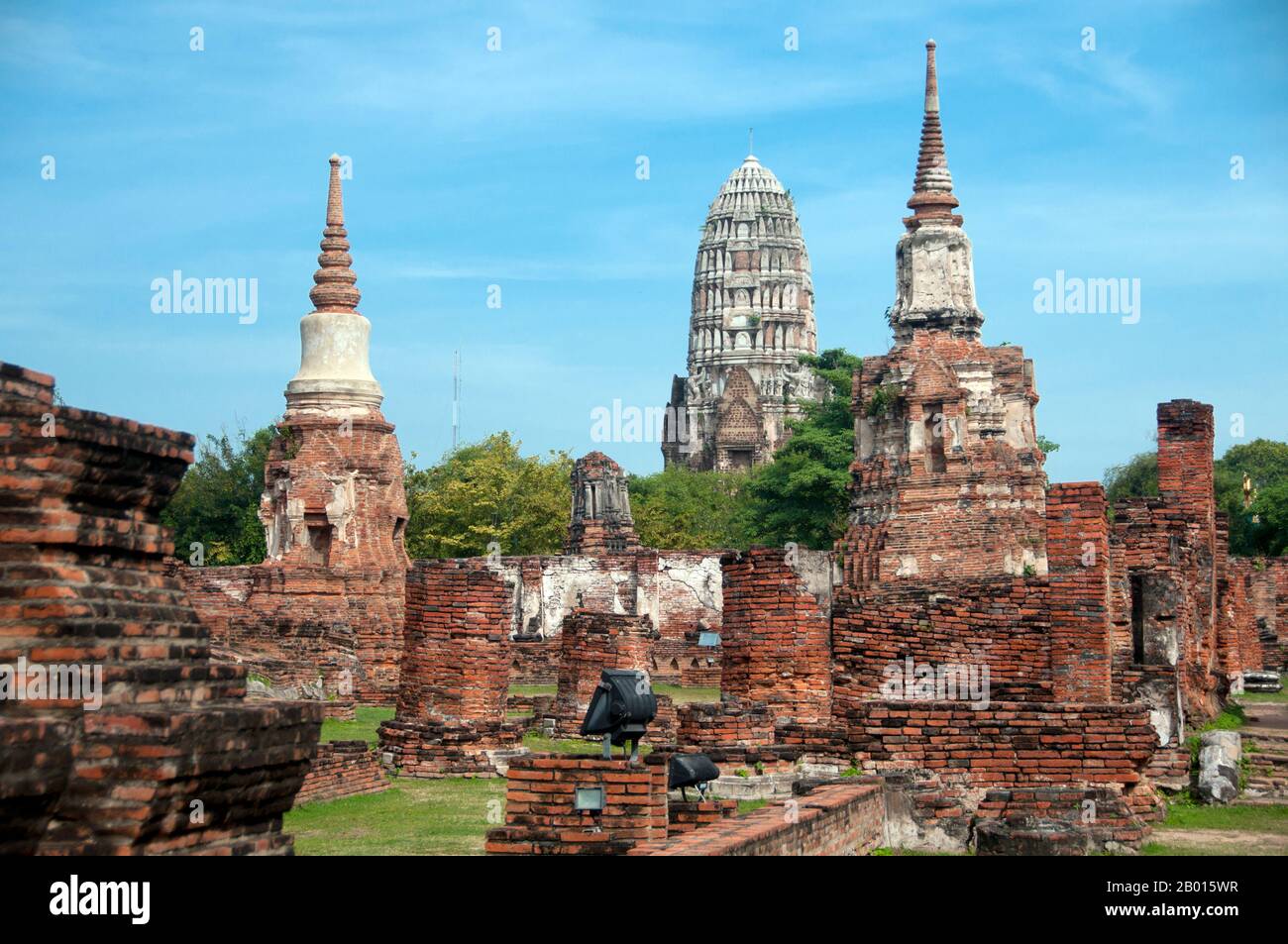 Thailand: Wat Mahathat mit Wat Ratchaburana im Hintergrund, Ayutthaya Historical Park. Wat Phra Mahathat wurde unter der Herrschaft von Borommaracha I (Boromma Rachathirat I) oder Khun Luang Pa Ngua (1370-1388), dem dritten König des Königreichs Ayutthaya, erbaut. Ayutthaya (Ayudhya) war ein siamesisches Königreich, das von 1351 bis 1767 existierte. Ayutthaya war gegenüber ausländischen Händlern freundlich, darunter Chinesen, Vietnamesen (Annamesen), Inder, Japaner und Und später die Portugiesen, Spanier, Holländer und Franzosen, die es ihnen ermöglichten, Dörfer außerhalb der Stadtmauern zu bauen. Stockfoto