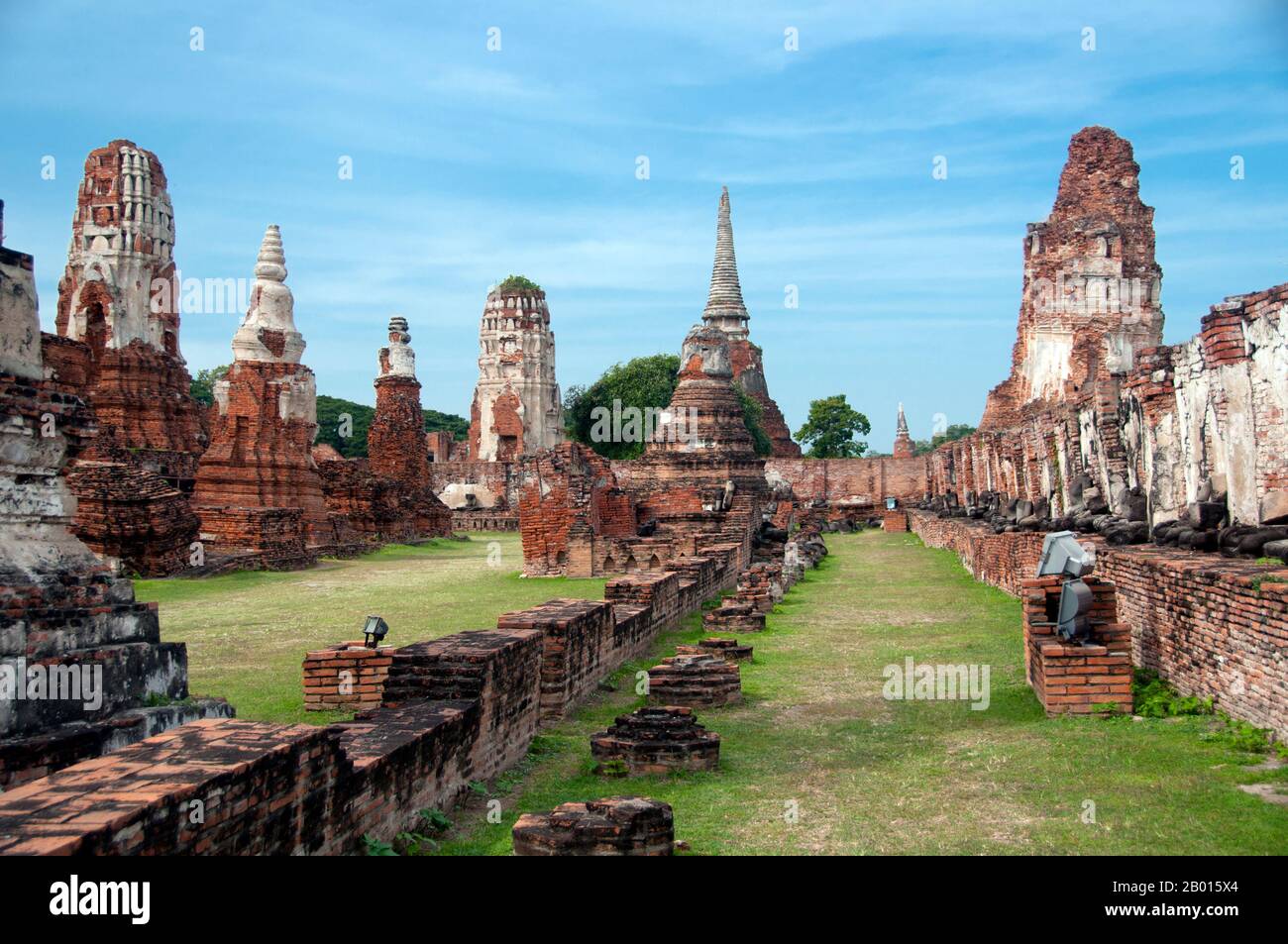 Thailand: Wat Phra Mahathat, Ayutthaya Historical Park. Wat Phra Mahathat wurde unter der Herrschaft von Borommaracha I (Boromma Rachathirat I) oder Khun Luang Pa Ngua (1370-1388), dem dritten König des Königreichs Ayutthaya, erbaut. Ayutthaya (Ayudhya) war ein siamesisches Königreich, das von 1351 bis 1767 existierte. Ayutthaya war gegenüber ausländischen Händlern freundlich, darunter Chinesen, Vietnamesen (Annamesen), Inder, Japaner und Und später die Portugiesen, Spanier, Holländer und Franzosen, die es ihnen ermöglichten, Dörfer außerhalb der Stadtmauern zu bauen. Stockfoto