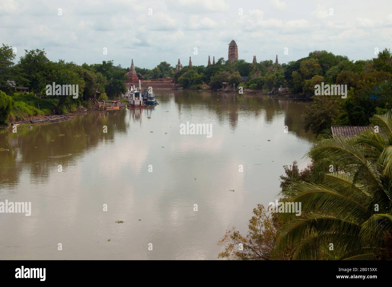 Thailand: Blick auf Wat Chai Wattanaram entlang des Chao Phraya Flusses, Ayutthaya Historical Park. Wat Chai Wattanaram (Watthanaram) wurde im 17. Jahrhundert unter der Herrschaft von König Prasat Thong (r. 1629-1656), der der erste König der Prasat Thong Dynastie war. Es ist sehr im Angkor/Khmer Stil gebaut. Ayutthaya (Ayudhya) war ein siamesisches Königreich, das von 1351 bis 1767 existierte. Ayutthaya war gegenüber ausländischen Händlern freundlich, darunter Chinesen, Vietnamesen (Annamesen), Inder, Japaner und Und später die europäischen Mächte, die es ihnen erlauben, Dörfer außerhalb der Stadt einzurichten. Stockfoto