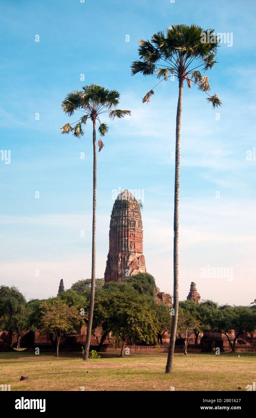 Thailand: Der prächtige Khmer-Stil Prang im Wat Phra RAM, Ayutthaya Historical Park. Wat Phra RAM wurde im 14. Jahrhundert angeblich auf König Ramathibodis Feuerbestattungsstelle erbaut. Der Prang stammt aus der Regierungszeit von König Borommatrailokanat (r. 1448-1488). Ayutthaya (Ayudhya) war ein siamesisches Königreich, das von 1351 bis 1767 existierte. Ayutthaya war gegenüber ausländischen Händlern freundlich, darunter Chinesen, Vietnamesen (Annamesen), Inder, Japaner und Und später die Portugiesen, Spanier, Holländer und Franzosen, die es ihnen ermöglichten, Dörfer außerhalb der Stadtmauern zu bauen. Stockfoto