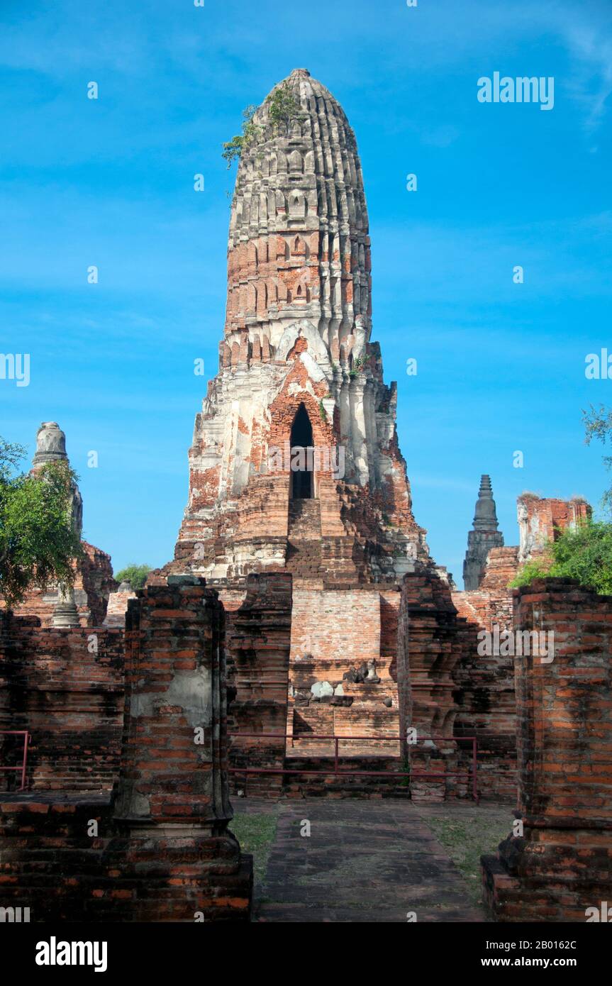 Thailand: Der prächtige Khmer-Stil Prang im Wat Phra RAM, Ayutthaya Historical Park. Wat Phra RAM wurde im 14. Jahrhundert angeblich auf König Ramathibodis Feuerbestattungsstelle erbaut. Der Prang stammt aus der Regierungszeit von König Borommatrailokanat (r. 1448-1488). Ayutthaya (Ayudhya) war ein siamesisches Königreich, das von 1351 bis 1767 existierte. Ayutthaya war gegenüber ausländischen Händlern freundlich, darunter Chinesen, Vietnamesen (Annamesen), Inder, Japaner und Und später die Portugiesen, Spanier, Holländer und Franzosen, die es ihnen ermöglichten, Dörfer außerhalb der Stadtmauern zu bauen. Stockfoto