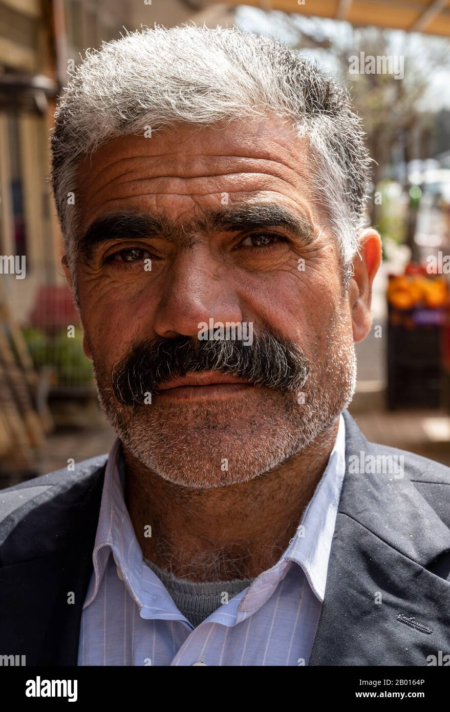 Susuz, Türkei - 9. Mai 2019: Türkischer Mann mit Hut, Schnurrbart und Bart in einem türkischen Café. Stockfoto