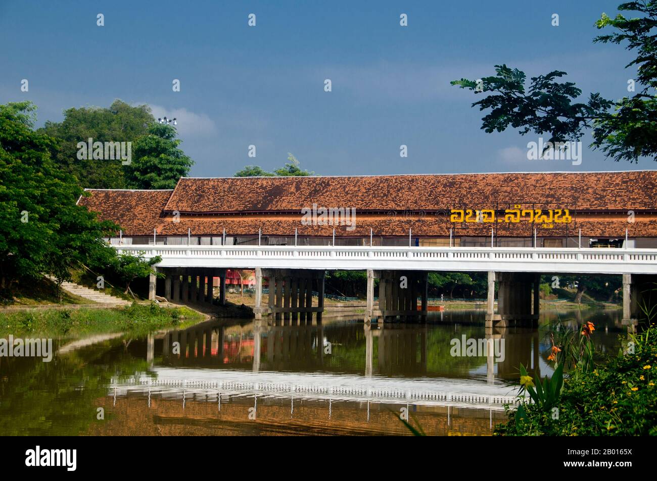 Thailand: Auf der überdachten Brücke über den Ping River befindet sich der Kad Khua Meuang Tha Singh Folk Market, Lamphun. Lamphun war die Hauptstadt des kleinen, aber kulturell reichen Königreiches Mon von Haripunchai von etwa 750 n. Chr. bis zur Zeit seiner Eroberung durch König Mangrai (der Gründer von Chiang Mai) im Jahr 1281. Stockfoto