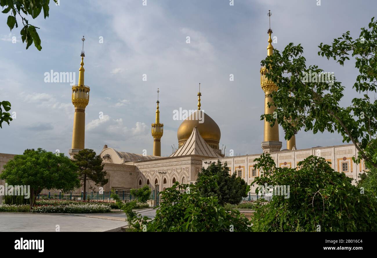 Teheran, Iran - 20. Mai 2019: Masoleum des Ayatollah Ruhollah Khomeini mit Bäumen und Platz in Teheran, Iran. Stockfoto