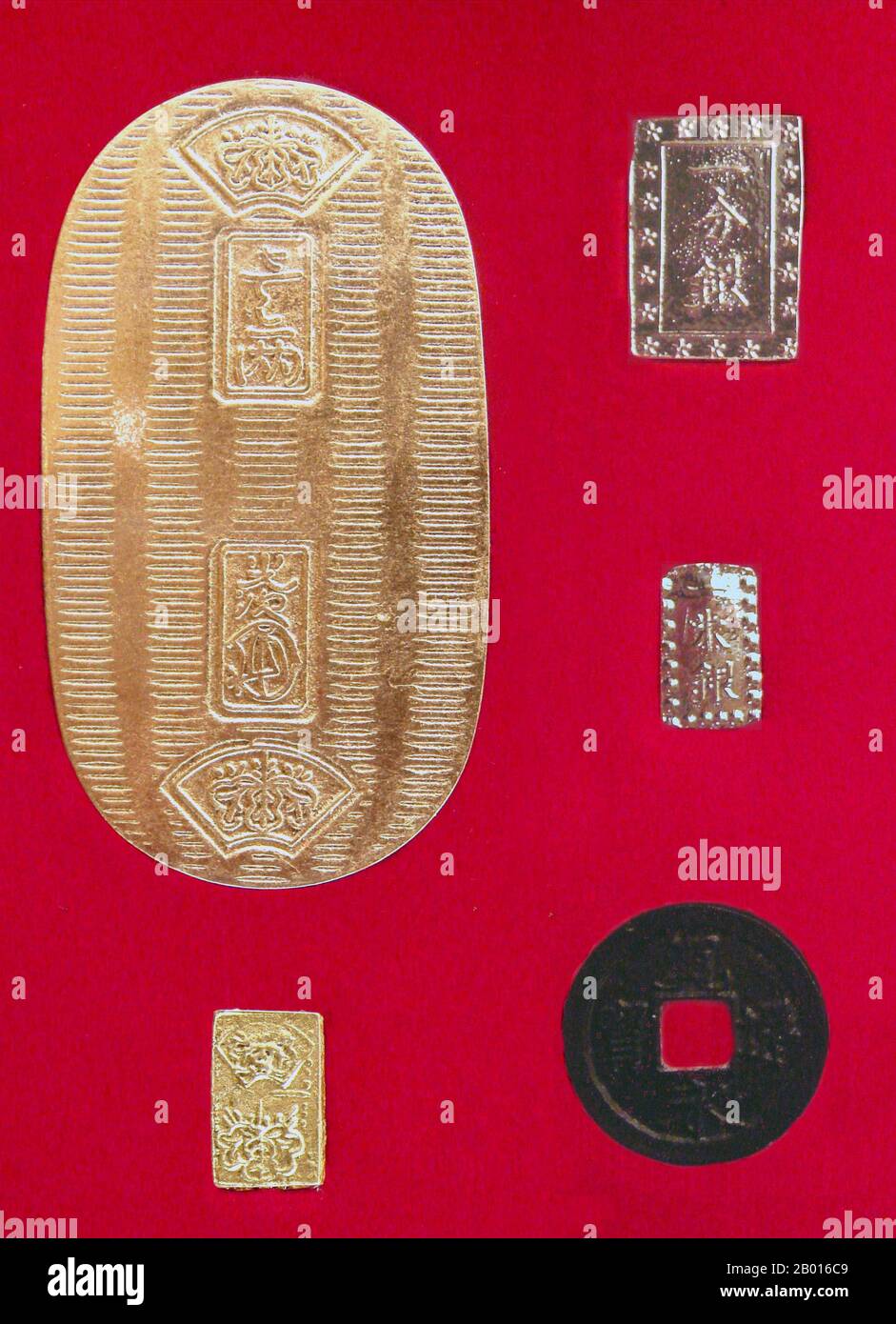 Japan: Tokugawa-Prägung: Oban, Koban, Ichibuban (1601-1695). Foto von PHGCOM (CC BY-SA 3.0 Lizenz). Das Tokugawa-Shogunat, auch bekannt als Tokugawa bakufu und Edo bakufu, war ein feudales Regime Japans, das von Tokugawa Ieyasu gegründet und von den Shoguns der Tokugawa-Familie regiert wurde. Diese Zeit ist als Edo-Zeit bekannt und erhielt ihren Namen von der Hauptstadt Edo, die heute Tokio heißt, nachdem der Name 1864 geändert wurde. Das Tokugawa-Shogunat regierte von 1603 bis 1868 von der Burg Edo aus, als es schließlich während der Meiji-Restauration aufgehoben wurde. Stockfoto