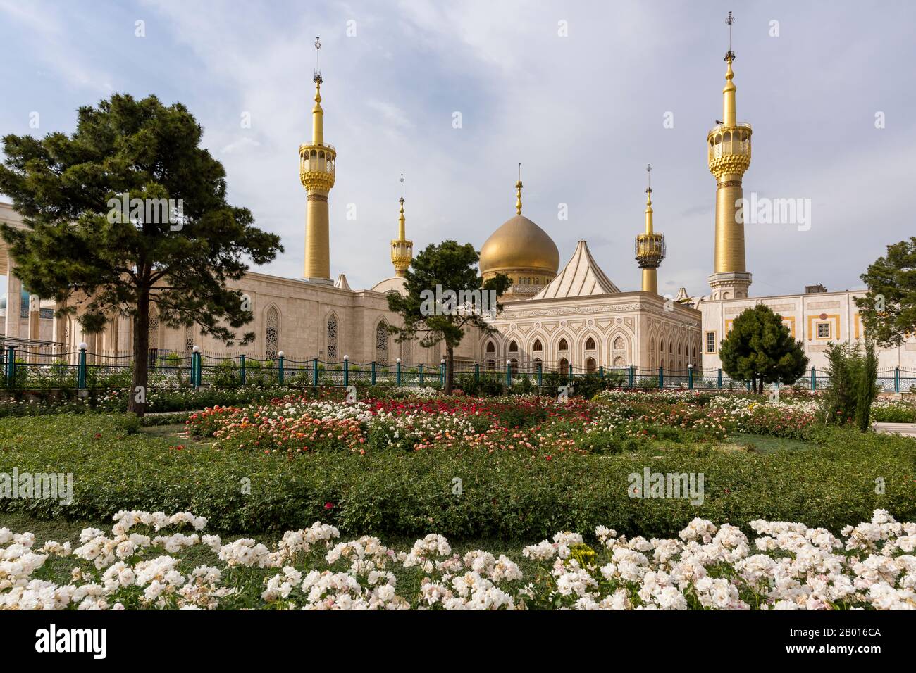 Teheran, Iran - 20. Mai 2019: Masoleum des Ayatollah Ruhollah Khomeini mit Bäumen und Blumen in Teheran, Iran. Stockfoto