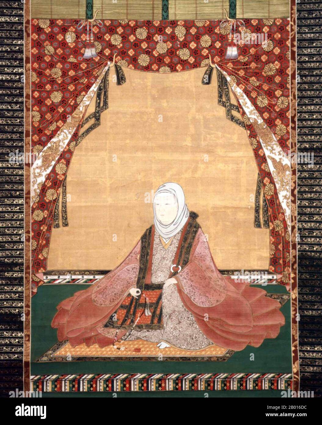 Japan: Lady Ohatsu (1570. - 30. September 1633), Ehefrau von Kyogoku Takatsugu. Hängende Schriftrolle Malerei, 17. Jahrhundert. Ohatsu oder Ohatsu-no-Kata war eine prominent platzierte Figur in der späten Sengoku-Periode. 1587 heiratete sie Kyōgoku Takatsugu, einen Daimyo in der Provinz Omi, und hielt die Burg Ōtsu für den Stamm der Toyotomi. Nach dem Tod ihres Mannes im Jahr 1609 blieb Ohatsu über die politischen Intrigen ihrer Zeit auf dem Laufenden. Ohatsu's enge Familienbeziehungen zum Toyotomi-Clan und zum Tokugawa-Clan haben sie einzigartig positioniert, um als Mittlerin zwischen den Rivalen zu dienen, bis 1615, als die Toyotomi ausgelöscht wurden. Stockfoto