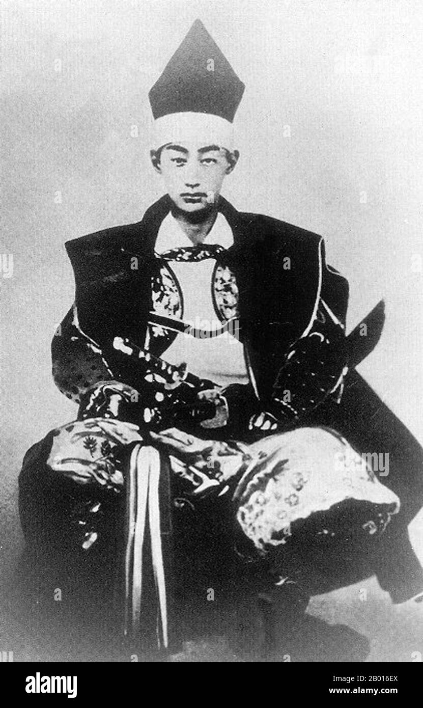 Japan: Matsudaira Katamori (15. Februar 1836 - 5. Dezember 1893), Daimyo von Aizu (r. 1852-1868). Fotografisches Porträt, 17. September 1863. Matsudaira Katamori, geborene Keinosuke, war ein Samurai, der in den letzten Tagen der Edo-Periode und der frühen bis mittleren Meiji-Periode lebte. Er war der 9. Daimyo der Aizu-Domäne und Militärkommissar von Kyoto. Katamori kämpfte während des Boshin-Krieges gegen die neue Meiji-Regierung, wurde aber in der Schlacht von Aizu schwer besiegt. Nach jahrelanger Hausarrest wurde er verschont und entlassen, und später wurde er Chef des Toshogu-Schreins. Stockfoto