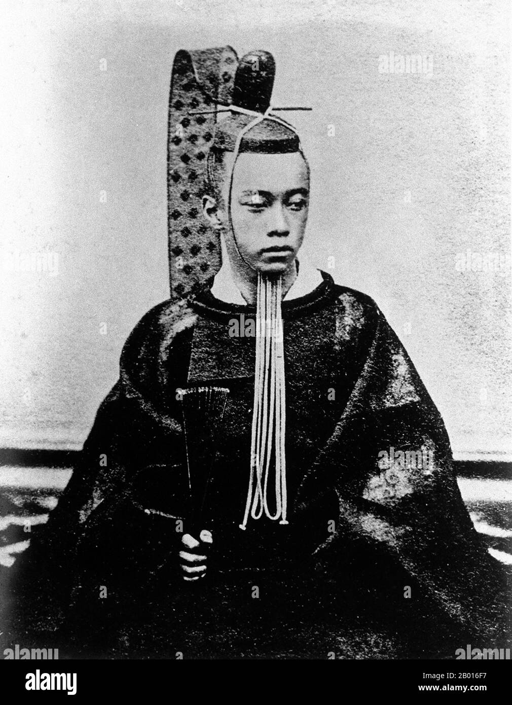 Japan: Tokugawa Akitake (26. Oktober 1853 - 3. Juli 1910), letzter Daimyo von Mito Domain und jüngerer Halbbruder des letzten Shogun Tokugawa Yoshinobu. Hochformat, 1867. Tokugawa Akitake, geborene Matsudaira Yohachimaro, war der 18. Sohn von Tokugawa Nariaki. Ursprünglich herr von Aizu, wurde er herr von Shimizu vor seiner Abreise nach Frankreich. Akitake führte die japanische Delegation zur Weltausstellung 1867 in Paris, wo Japan einen eigenen Pavillon hatte. Er blieb in Frankreich, um seine Studien fortzusetzen, musste aber mit der Meiji-Restauration von 1868 nach Japan zurückkehren. Er wurde 1876 als Abgesandter in die Vereinigten Staaten geschickt. Stockfoto