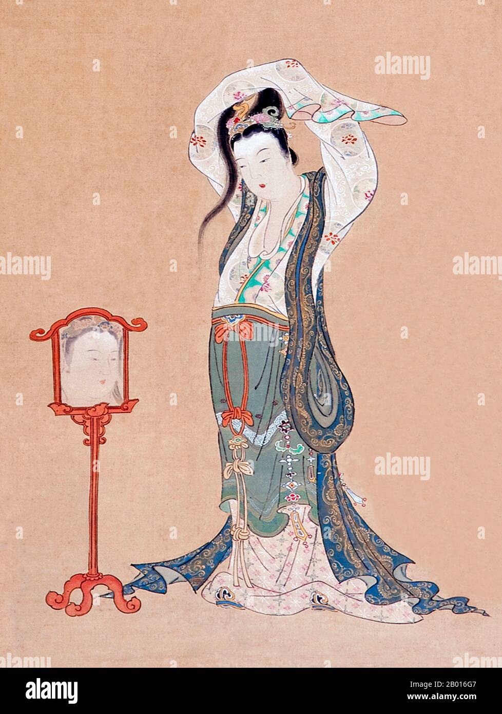 Japan: „eine chinesische Schönheit“. Hängende Schriftrolle von Maruyama Okyo (12. Juni 1733 - 31. August 1795), 18. Jahrhundert. Maruyama Okyo, geboren in Maruyama Masataka, war ein Künstler der Edo-Zeit, der sich auf die Malerei in einem traditionellen chinesischen Stil mit westlichen Elementen wie Perspektive kombiniert spezialisierte. Dies wird in „Portrait of a Chinese Beauty“ mit der Verwendung von Reflexion (wenn auch ungenau wiedergegeben) im Spiegel dargestellt. Er gründete die Malschule Maruyama, die trotz der Kritik seiner Künstlerkollegen für seine sklavische Hingabe an die natürliche Repräsentation einen Erfolg bei Laien zeigte. Stockfoto