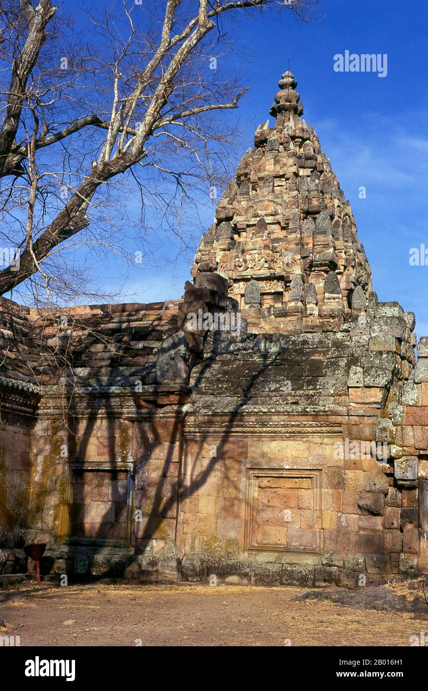 Thailand: Prasat Hin Phanom Rung (Phanom Rung Stone Castle), Provinz Buriram. Prasat hin Phanom rung (Phanom rung Stone Castle) ist ein Khmer-Tempelkomplex am Rand eines erloschenen Vulkans auf 1,320 Fuß über dem Meeresspiegel, in der Provinz Buriram in der Isaan-Region von Thailand. Sie wurde im 10. Bis 13. Jahrhundert aus Sandstein und Laterit erbaut. Es war ein Hindu-Schrein, der Shiva gewidmet ist und symbolisiert den Berg Kailash, seine himmlische Wohnung. Stockfoto