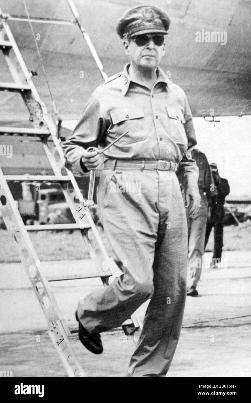USA/Japan: General Douglas MacArthur, der keine Seitenwaffe trägt, aber eine Maiskolben-Pfeife trägt, landet zum ersten Mal auf japanischem Boden auf dem Atsugi Airdrome, 1945. General der Armee Douglas MacArthur (26. Januar 1880 – 5. April 1964) war ein amerikanischer General und Feldmarschall der philippinischen Armee. Er war Stabschef der US-Armee in den 1930er Jahren und spielte während des Zweiten Weltkriegs eine herausragende Rolle im pazifischen Theater Er erhielt die Ehrenmedaille für seine Verdienste in der Philippinenkampagne. Stockfoto