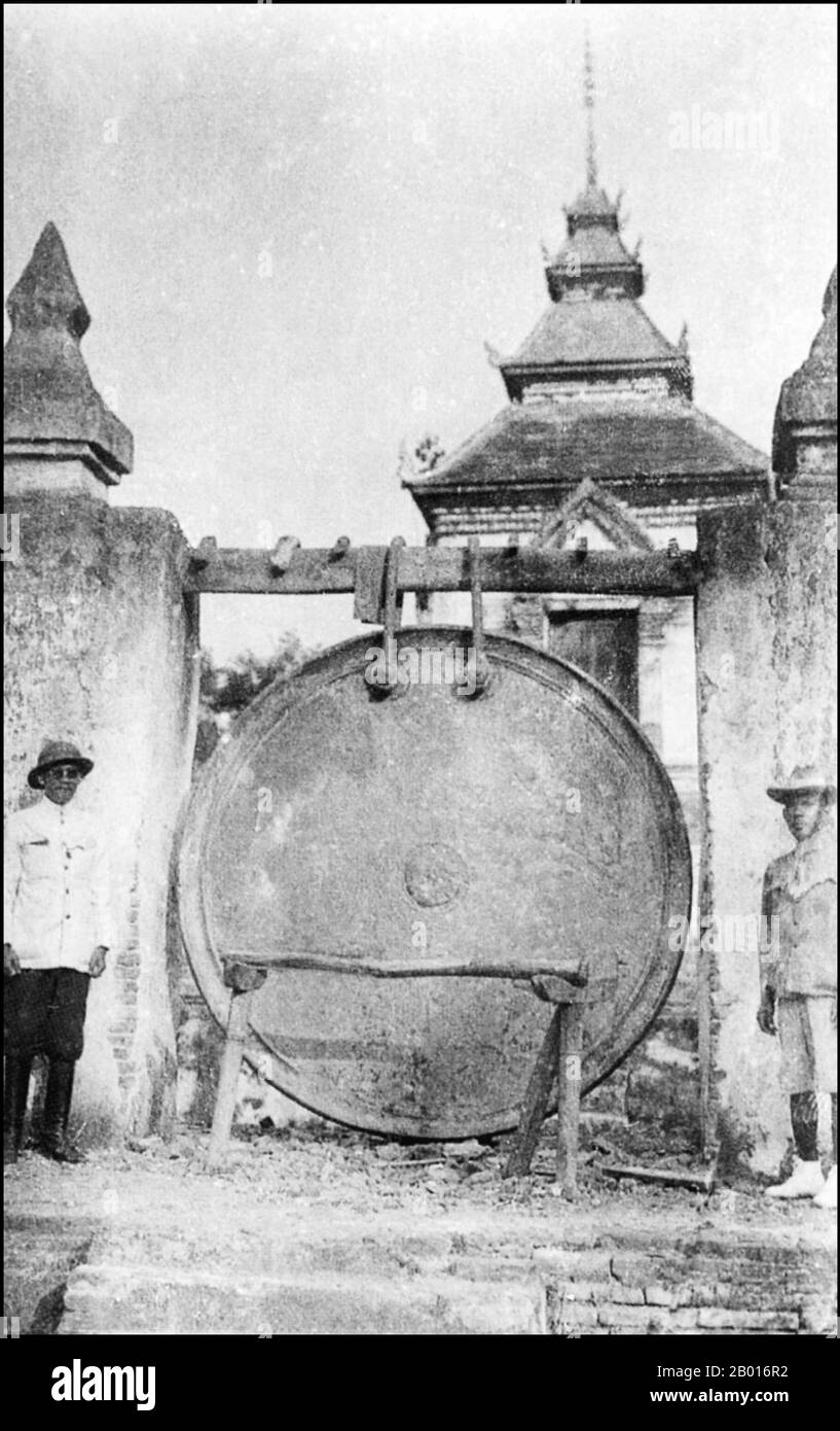 Thailand: Der große gong in Wat Phra, dass Haripunchai, Lamphun, c. 1885. Nach der alten 'Tamnan' oder historischen Chronik des Wat Phra, die Haripunchai, wurde der riesige bronzegong, der im nordöstlichen Teil des Tempelgeländes hängt, im Jahr 1222 der buddhistischen Ära 'zur Herrschaft der Königin Chamadevi' gegossen, Das entspricht 679 CE - mit ziemlicher Sicherheit zu früh ein Datum. Ein Glockenturm, bestehend aus zwei Säulen und einem Balken (siehe Foto), wurde 1882 zur Aufnahme des gong errichtet. Dieser wurde später 2011 durch den derzeit (1937) erhabenen, offenen Pavillon im burmesischen Stil ersetzt. Stockfoto