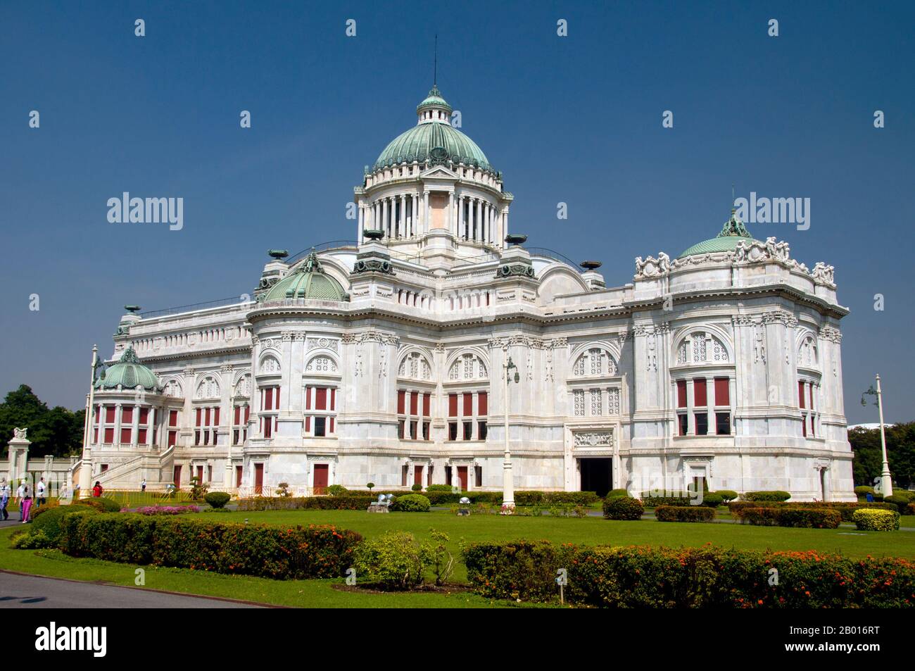 Thailand: Ananta Samakorn Throne Hall, Bangkok. Die Thronhalle von Ananta Samakhom wurde zum ersten Mal während der Herrschaft von König Chulalongkorn oder Rama V. (20. September 1853 – 23. Oktober 1910) in Betrieb genommen. Sie wurde während der vier Tage der Revolution von 1932 (24.-27. Juni) als Hauptquartier der Volkspartei genutzt, was das politische System Thailands von einer absoluten Monarchie in eine konstitutionelle verwandelte. Die erste Nationale Volksversammlung tagte am 28. Juni 1932 in diesem Thronsaal. Danach wurde es bis 1974 als Parlamentsgebäude genutzt, als das neue Parlamentsgebäude im Norden eröffnet wurde. Stockfoto