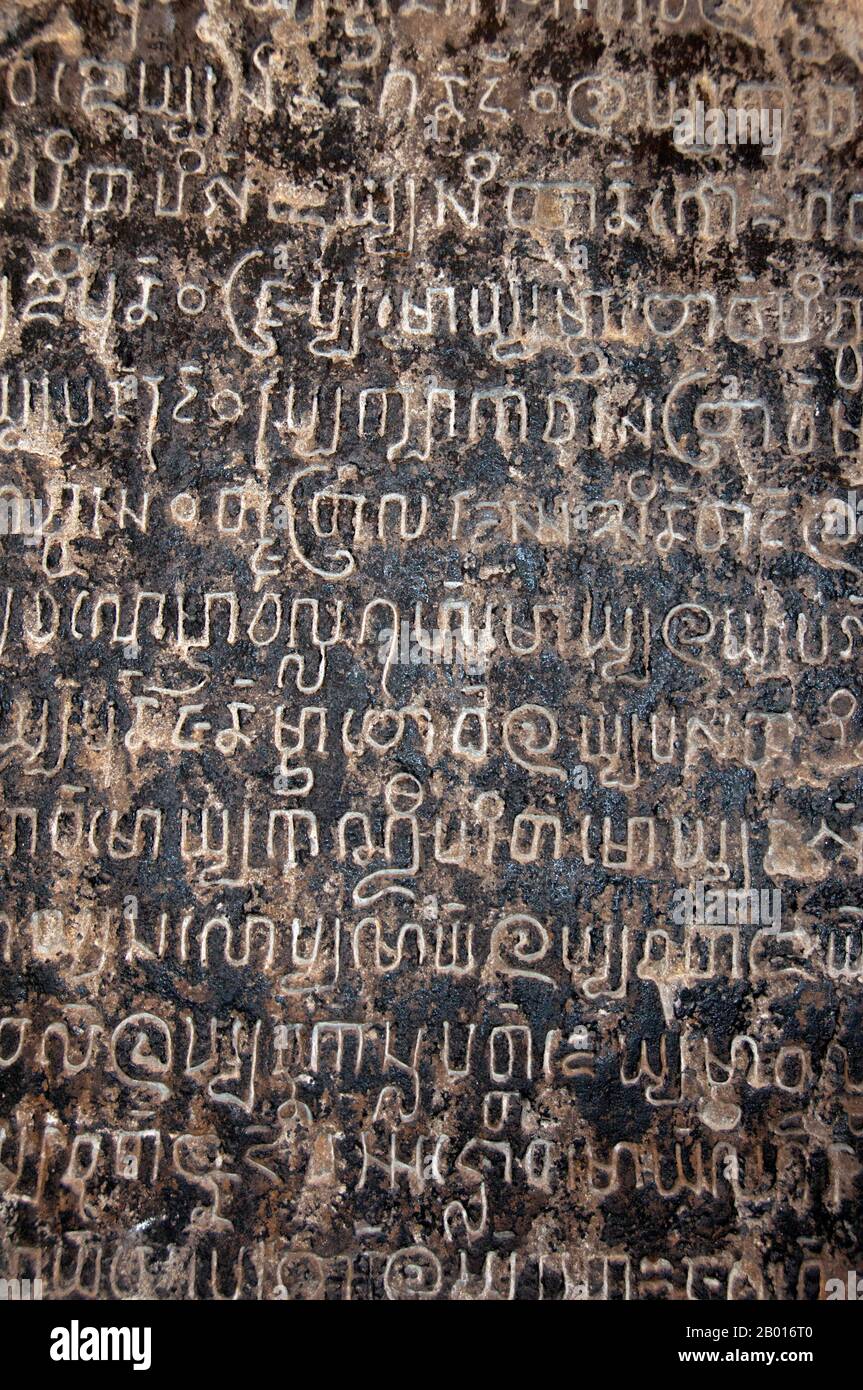 Thailand: Lanna Inschrift Steine, Inschrift Raum, Haripunchai National Museum, Lamphun. Die Tai Tham Schrift, auch bekannt als die Lanna Schrift, wird für drei lebende Sprachen verwendet: Nordthailändisch (das heißt kam Mueang), Tai Lü und Khün. Darüber hinaus wird die Lanna-Schrift auch für Lao Tham (oder altes Lao) und andere Dialektvarianten in buddhistischen Palmblättern und Notizbüchern verwendet. Die Schrift ist auch als Tham- oder Yuan-Schrift bekannt. Lamphun war die Hauptstadt des kleinen, aber kulturell reichen Königreiches Mon von Haripunchai von etwa 750 u.Z. bis zur Zeit seiner Eroberung durch König Mangrai im Jahr 1281. Stockfoto