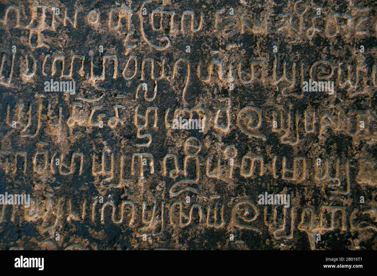 Thailand: Lanna Inschrift Steine, Inschrift Raum, Haripunchai National Museum, Lamphun. Die Tai Tham Schrift, auch bekannt als die Lanna Schrift, wird für drei lebende Sprachen verwendet: Nordthailändisch (das heißt kam Mueang), Tai Lü und Khün. Darüber hinaus wird die Lanna-Schrift auch für Lao Tham (oder altes Lao) und andere Dialektvarianten in buddhistischen Palmblättern und Notizbüchern verwendet. Die Schrift ist auch als Tham- oder Yuan-Schrift bekannt. Lamphun war die Hauptstadt des kleinen, aber kulturell reichen Königreiches Mon von Haripunchai von etwa 750 u.Z. bis zur Zeit seiner Eroberung durch König Mangrai im Jahr 1281. Stockfoto