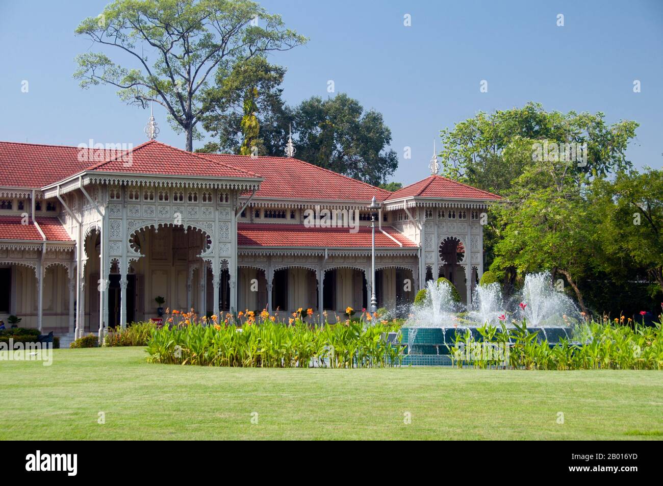 Thailand: Abhisek Dusit Throne Hall, Vimanmek Mansion, Dusit Park, Bangkok. Die Abhisek Dusit Thronhalle, die 1904 für König Chulalongkorn (Rama V) erbaut wurde, wurde für staatliche Anlässe genutzt. Es ist im maurischen Stil erbaut und beherbergt heute das Support Museum (ein Museum mit traditionellen handgefertigten Artefakten). Das Vimanmek Mansion ist ein ehemaliger königlicher Palast und wird auch als das Vimanmek Teak Mansion oder Vimanmek Palace bekannt. Das Herrenhaus Vimanmek wurde 1900 von König Chulalongkorn erbaut, indem die Residenz Munthatu Rattanaroj in Chuthathuj Rachathan demontiert und wieder zusammengebaut wurde. Stockfoto