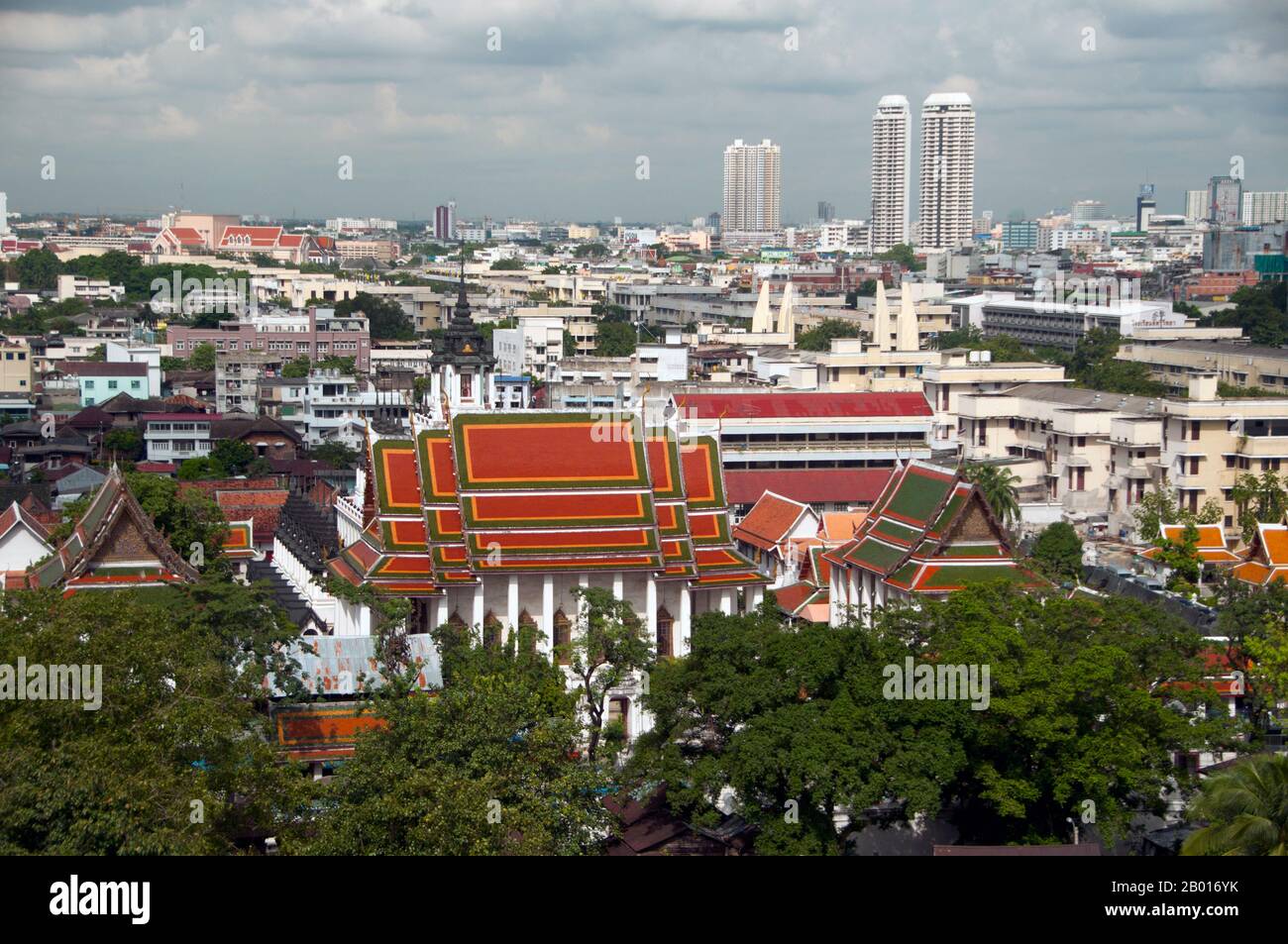 Thailand: Wat Ratchanatda vom Goldenen Berg, Bangkok. Wat Ratchanaddaram wurde 1846 im Auftrag von König Nangklao (Rama III) für Mama Chao Ying Sommanus Wattanavadi erbaut. Der Tempel ist am besten bekannt für den Loha Prasada (Loha Prasat), eine mehrstufige Struktur 36 m hoch und mit 37 Metallspitzen. Es ist nur das dritte Loha Prasada (Brazen Palace oder Iron Monastery) gebaut zu werden und ist nach den früheren in Indien und Anuradhapura, Sri Lanka modelliert. Stockfoto