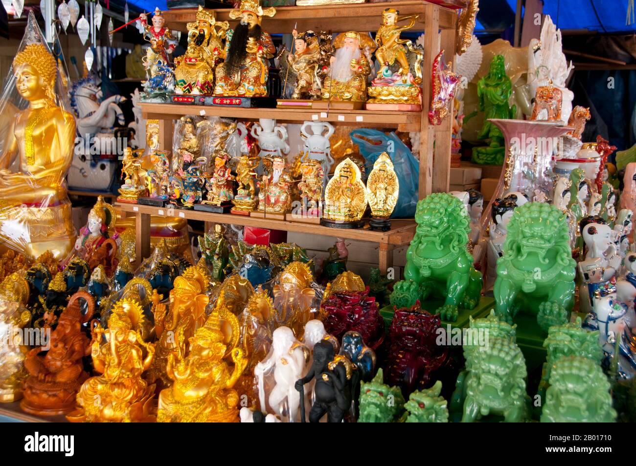 Thailand: Amulett- und religiöse Vorratsmärkte im Wat Ratchanatda, Bangkok. Auf dem Markt für religiöse Utensilien auf dem Gelände des Wat Ratchanatda werden Buddha-Bilder und buddhistische Reize in allen Formen und Größen sowie eine Vielzahl von indischen Hindu-Gottheiten und chinesischen Gegenständen verkauft. Wat Ratchanaddaram wurde 1846 im Auftrag von König Nangklao (Rama III) für Mama Chao Ying Sommanus Wattanavadi erbaut. Der Tempel ist am besten bekannt für den Loha Prasada (Loha Prasat), eine mehrstufige Struktur 36 m hoch und mit 37 Metallspitzen. Es ist nur das dritte Loha Prasada (Brazen Palast oder Eisernes Kloster). Stockfoto