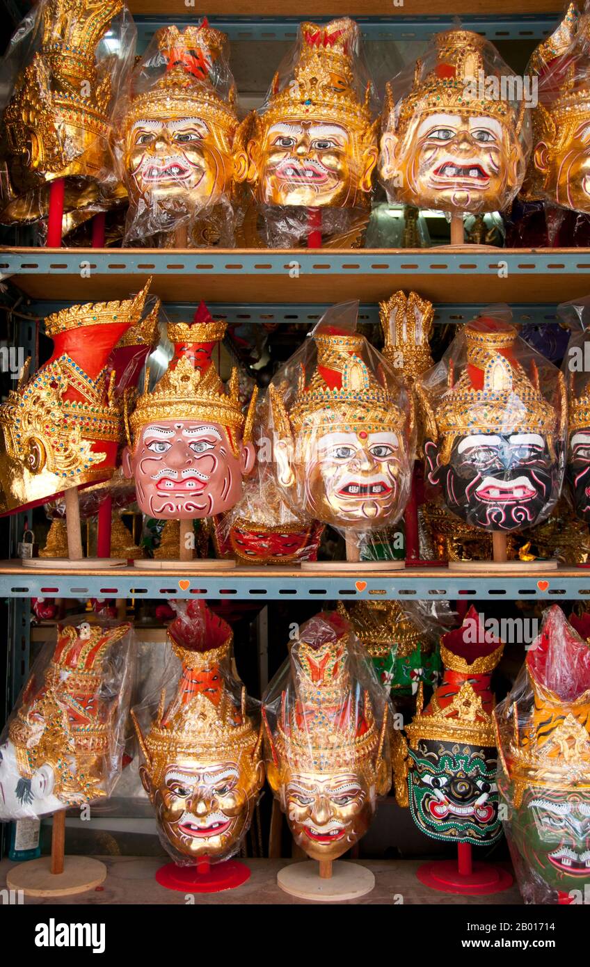 Thailand: Khon-Masken, Amulett und religiöse Utensilien Markt im Wat Ratchanatda, Bangkok. Khon ist ein klassisches thailändisches Tanzdrama, das oft Figuren aus den Ramakien, Thailands eigener Interpretation des indischen Klassikers Ramayana, enthält. Der Markt für religiöse Utensilien auf dem Gelände des Wat Ratchanatda verkauft Buddha-Bilder und buddhistische Reize in allen Formen und Größen sowie eine Vielzahl von indischen Hindu-Gottheiten und chinesischen religiösen Gegenständen. Wat Ratchanaddaram wurde 1846 im Auftrag von König Nangklao (Rama III) für Mama Chao Ying Sommanus Wattanavadi erbaut. Stockfoto