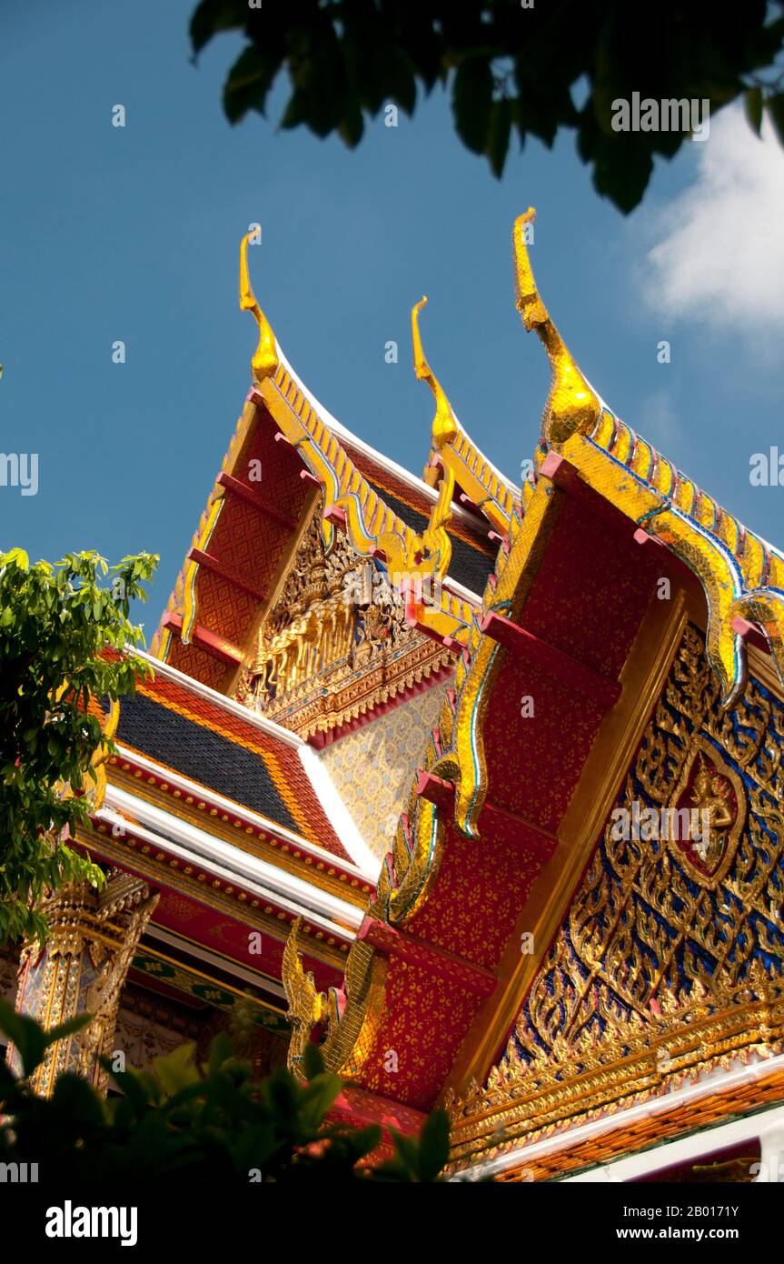 Thailand: Chofah (Himmelsmuscheln) auf dem Dach des Wat Ratchabophit, Bangkok. Chofah (Himmelskassel) sind thailändische dekorative Ornamente, die das obere Ende des buddhistischen Tempels und einige Palastdächer in Thailand, Kambodscha, Laos und Myanmar schmücken. Sie ähnelt einem hohen, dünnen Vogel und sieht hornähnlich aus. Die Chofa wird allgemein angenommen, dass sie das mythische Wesen Garuda darstellt, halb Vogel und halb Mensch, der das Vehikel des Hindu-gottes Vishnu ist. Wat Ratchabophit (Rajabophit) wurde unter König Chulalongkorn (Rama V, 1868 - 1910) erbaut. Der Tempel verbindet östlichen und westlichen Stil. Stockfoto