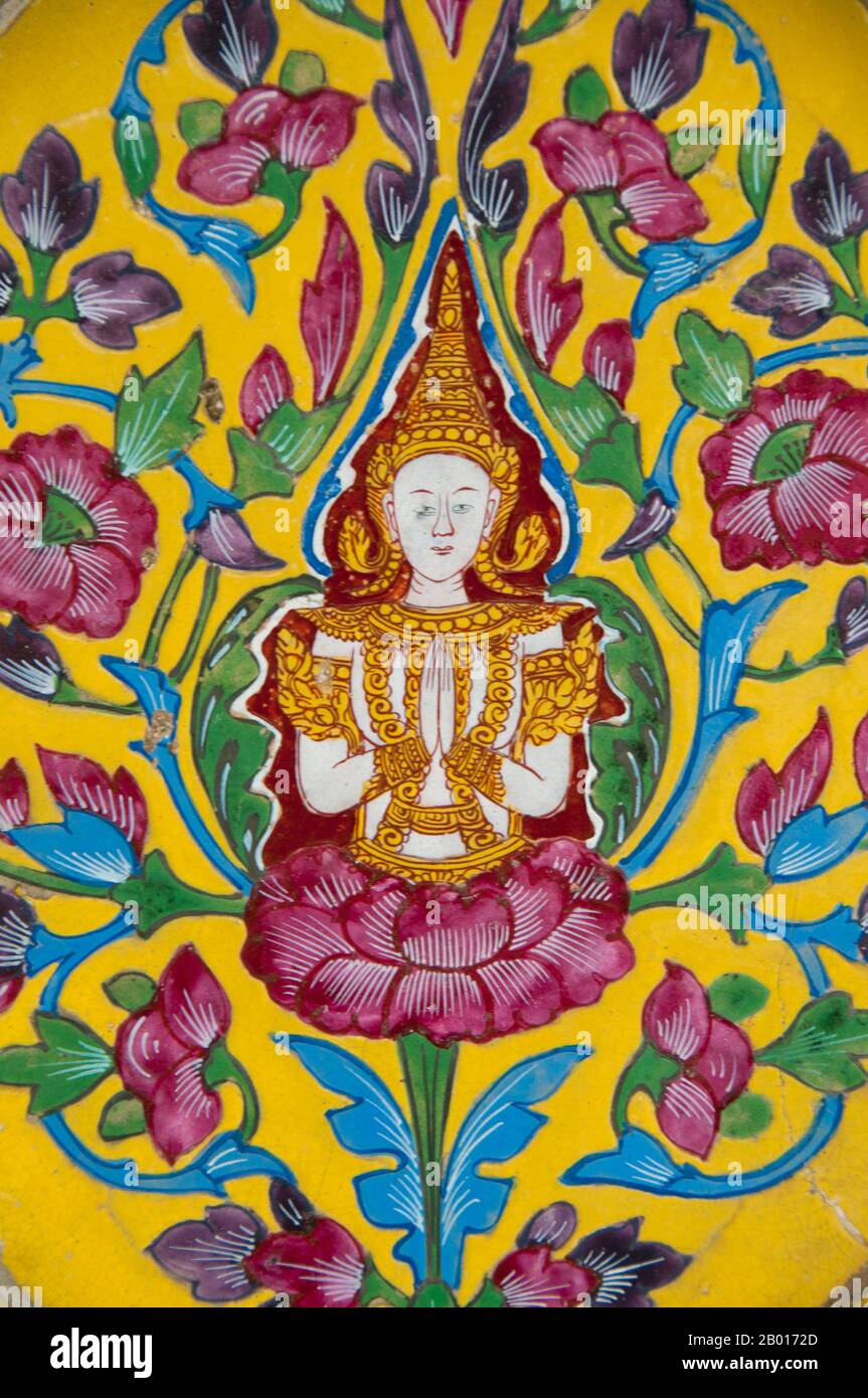 Thailand: Handbemalte Porzellanfliesen aus China im kreisförmigen Kreuzgang, Wat Ratchabophit, Bangkok. Wat Ratchabophit (Rajabophit) wurde unter König Chulalongkorn (Rama V, 1868-1910) erbaut. Der Tempel verbindet östliche und westliche Architekturstile und ist bekannt für seinen runden Kreuzgang, der die großen Chedi im Sri-lankischen Stil umschließt und den Ubosot (bot) im Norden mit dem Viharn im Süden verbindet. Stockfoto