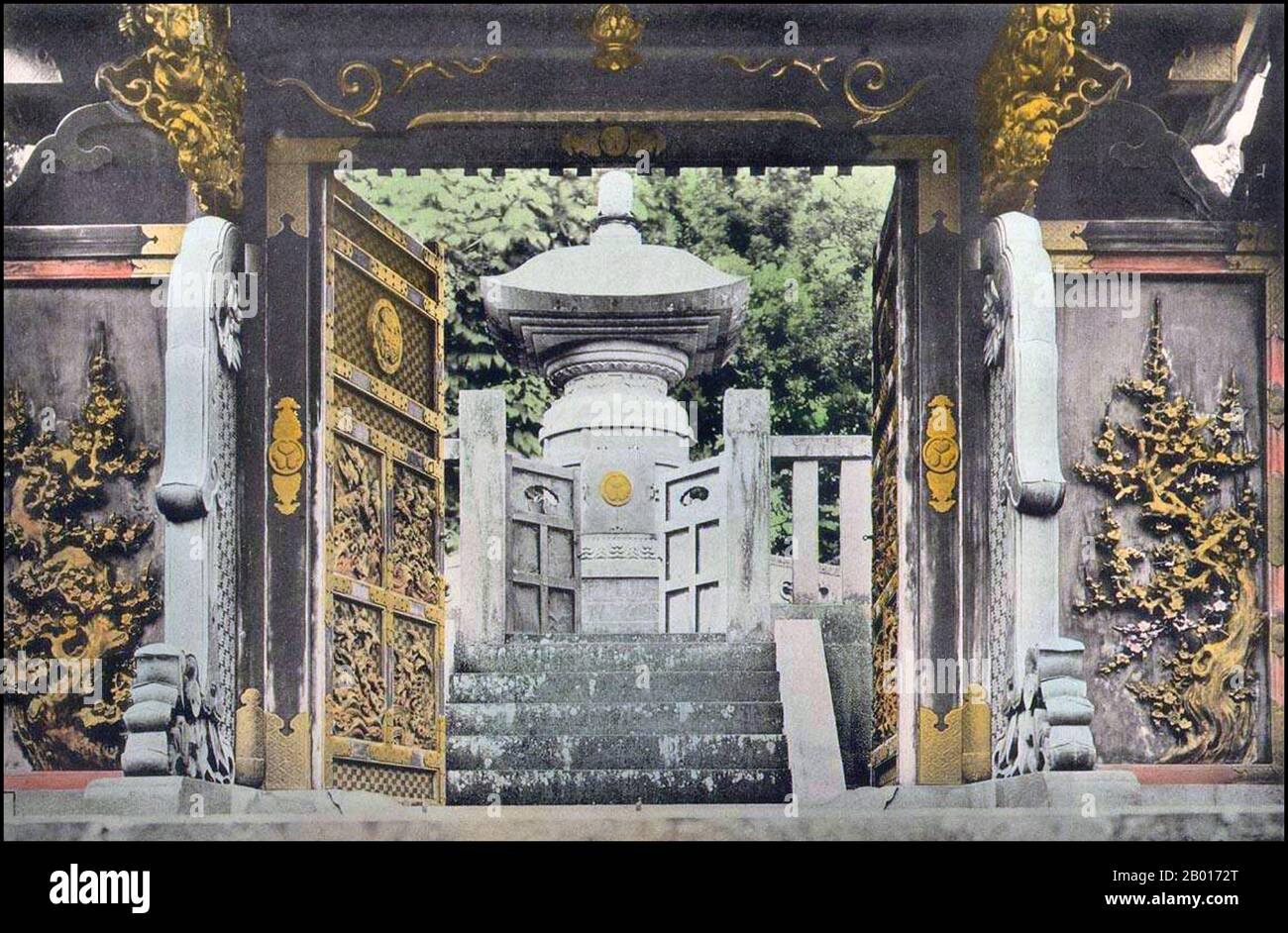 Japan: Grab von Tokugawa Ieshige (28. Januar 1712 – 13. Juli 1761), 14th Tokugawa Shogun, Shiba Park, Tokyo, c.. 1895. Tokugawa Ieshige war der neunte Shogun des Tokugawa-Shogunats von Japan. Ieshiges posthume Bezeichnung war Junshin-in, und sein Grab befand sich im Mausoleum der Familie Tokugawa in Zōjō-ji in Shiba. Seine Überreste wurden zerlegt und von 1958 bis 1960 einer wissenschaftlichen Untersuchung unterzogen. Es wurde entdeckt, dass seine Zähne krumm und stark deformiert waren, was historische Hinweise auf seinen Sprachfehler bestätigte. Stockfoto