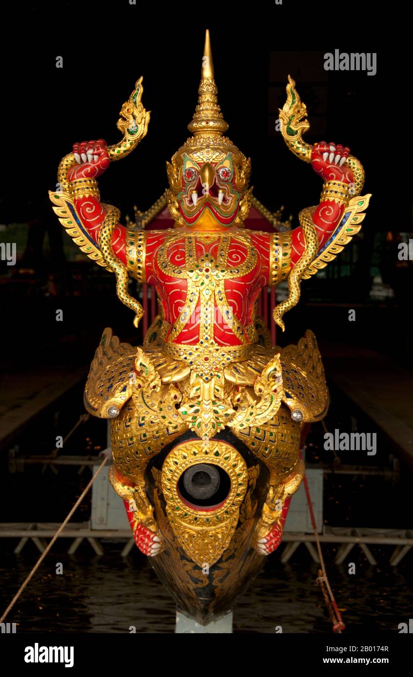 Thailand: Die Krut Hern Het Barge, Royal Barges Museum, Bangkok. Die Krut Hern Het ist eine von zwei Krut Class Barges mit garuda Galionsfiguren. Thailands königliche Lastkähne werden seit dem 18th. Jahrhundert bei Zeremonien am Chao Phraya River in Bangkok eingesetzt, wurden aber auch vor dieser Zeit in der Ayutthayan-Ära eingesetzt. Die exquisit gefertigten Royal Barges sind eine Mischung aus Handwerkskunst und traditioneller thailändischer Kunst. Die Royal Barge Prozession findet selten statt, in der Regel zeitgleich mit den bedeutendsten kulturellen und religiösen Ereignissen. Stockfoto