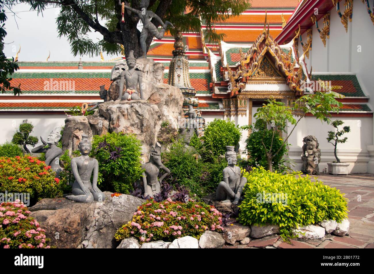 Thailand: Einsiedlerfiguren, Wat Pho, Bangkok. Der ursprünglich im 16th. Jahrhundert erbaute Wat Pho ist Bangkoks ältester Tempel. König Rama I. aus der Chakri-Dynastie (1736-1809) baute den Tempel im Jahr 1780s wieder auf. Offiziell Wat Phra Chetuphon genannt, ist es einer der bekanntesten buddhistischen Tempel Bangkoks und heute eine große Touristenattraktion, direkt südlich des Großen Palastes. Wat Pho ist berühmt für seinen Reclining Buddha und bekannt als die Heimat der traditionellen Thai-Massage. Stockfoto