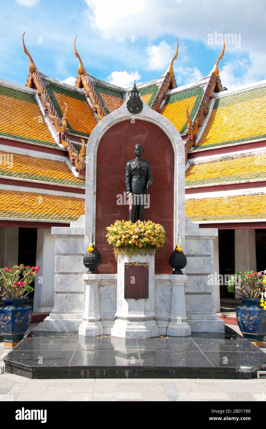 Thailand: Statue von König Ananda Mahidol (Rama VIII), Wat Suthat, Bangkok. Phra bat Somdet Phra Poramentharamaha Ananda Mahidol Phra Atthama Ramathibodindara, oder Rama VIII., (20. September 1925–9. Juni 1946) war der achte Monarch Thailands unter dem Haus Chakri. Wat Suthat Thepphawararam ist ein königlicher Tempel der ersten Klasse, einer von sechs solchen Tempeln in Thailand. Der Bau wurde 1807 von König Buddha Yodfa Chulaloke (Rama I) begonnen. Weitere Baumaßnahmen und Dekorationen wurden von König Buddha Loetla Nabhalai (Rama II.) durchgeführt, der bei der Gestaltung der Holztüren half. Stockfoto