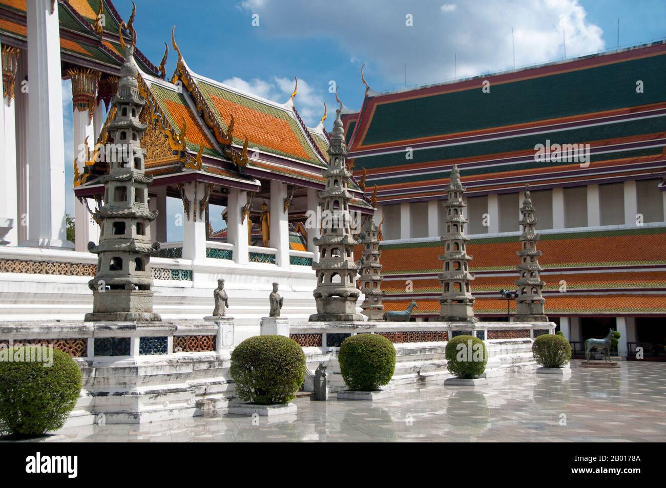 Thailand: Einige der 28 chinesischen Pagoden, die die Terrasse des Viharn, Wat Suthat, Bangkok, umgeben. Wat Suthat Thepphawararam ist ein königlicher Tempel der ersten Klasse, einer von sechs solchen Tempeln in Thailand. Der Bau wurde 1807 von König Buddha Yodfa Chulaloke (Rama I) begonnen. Weitere Baumaßnahmen und Dekorationen wurden von König Buddha Loetla Nabhalai (Rama II) durchgeführt, der die Holztüren schnitzen half, aber der Tempel wurde erst unter der Herrschaft von König Jessadabodindra (Rama III) im Jahr 1847 fertiggestellt. Der Tempel ist ein schönes Beispiel des Rattanakosin architektonischen Stils. Stockfoto