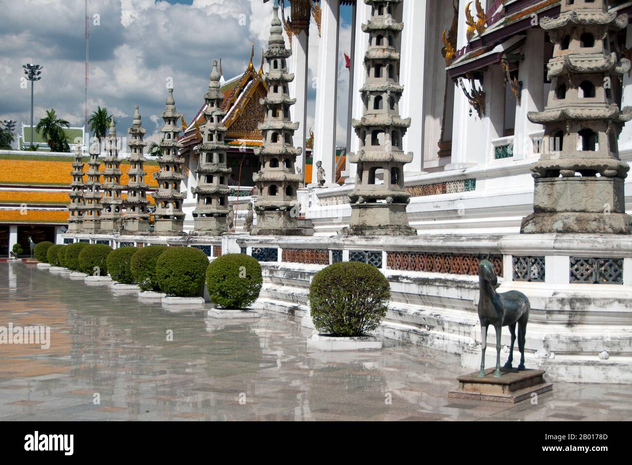 Thailand: Einige der 28 chinesischen Pagoden, die die Terrasse des Viharn, Wat Suthat, Bangkok, umgeben. Wat Suthat Thepphawararam ist ein königlicher Tempel der ersten Klasse, einer von sechs solchen Tempeln in Thailand. Der Bau wurde 1807 von König Buddha Yodfa Chulaloke (Rama I) begonnen. Weitere Baumaßnahmen und Dekorationen wurden von König Buddha Loetla Nabhalai (Rama II) durchgeführt, der die Holztüren schnitzen half, aber der Tempel wurde erst unter der Herrschaft von König Jessadabodindra (Rama III) im Jahr 1847 fertiggestellt. Der Tempel ist ein schönes Beispiel des Rattanakosin architektonischen Stils. Stockfoto
