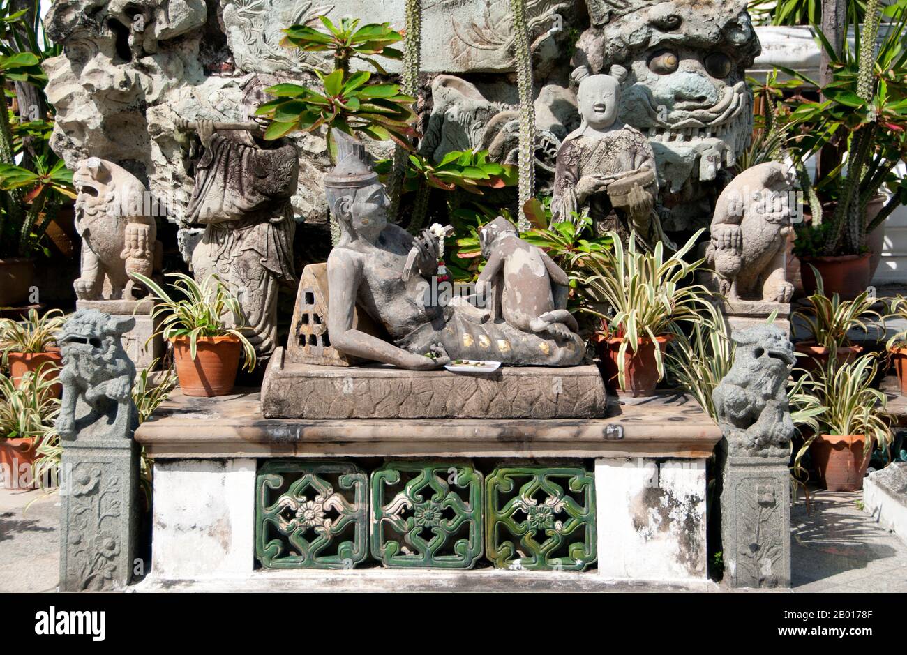Thailand: Statue vor dem Hauptviharn, Wat Suthat, Bangkok. Wat Suthat Thepphawararam ist ein königlicher Tempel der ersten Klasse, einer von sechs solchen Tempeln in Thailand. Der Bau wurde 1807 von König Buddha Yodfa Chulaloke (Rama I) begonnen. Weitere Baumaßnahmen und Dekorationen wurden von König Buddha Loetla Nabhalai (Rama II) durchgeführt, der die Holztüren schnitzen half, aber der Tempel wurde erst unter der Herrschaft von König Jessadabodindra (Rama III) im Jahr 1847 fertiggestellt. Der Tempel ist ein schönes Beispiel des Rattanakosin architektonischen Stils. Stockfoto