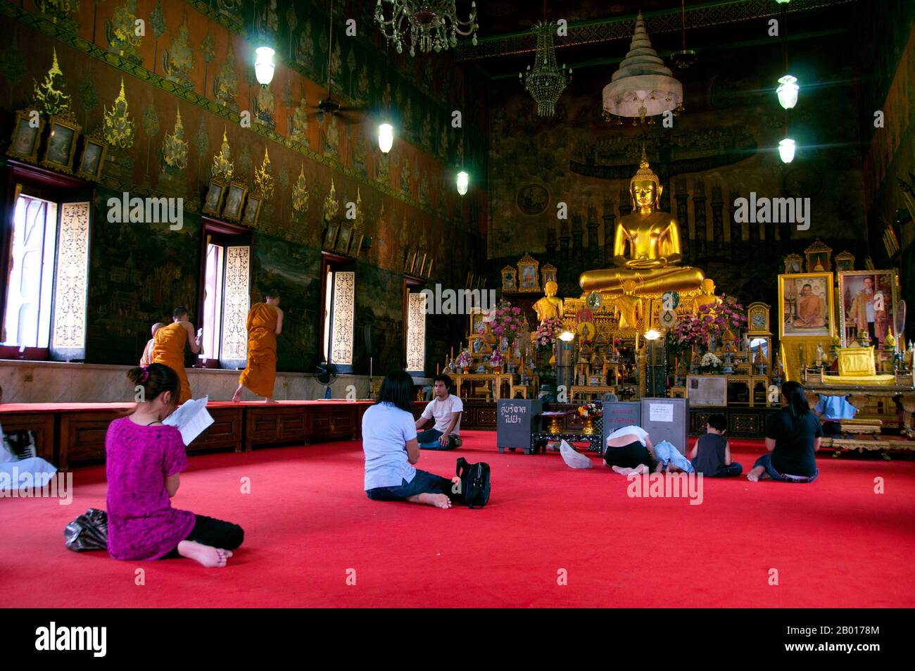 Thailand: Anhänger im Hauptviharn, Wat Rakhang, Bangkok. Wat Rakhang Kositaram Woramahawihan (Rakang) wurde ursprünglich während der Ayutthaya-Zeit (1351 - 1767) erbaut, wurde aber von König Buddha Yodfa Chulaloke (Rama I, 20. März 1736 – 7. September 1809) renoviert und liegt auf der Thonburi-Seite des Chao Phraya-Flusses in Bangkok. Rama Ich lebte auf dem Tempelgelände, bevor er König wurde. Stockfoto