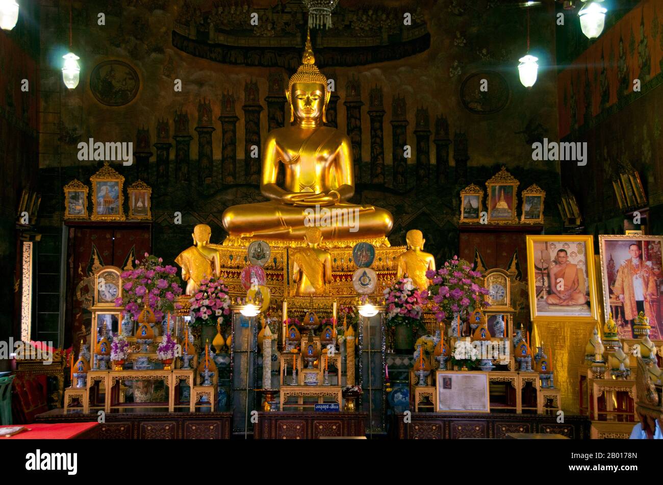 Thailand: Anhänger im Hauptviharn, Wat Rakhang, Bangkok. Wat Rakhang Kositaram Woramahawihan (Rakang) wurde ursprünglich während der Ayutthaya-Zeit (1351 - 1767) erbaut, wurde aber von König Buddha Yodfa Chulaloke (Rama I, 20. März 1736 – 7. September 1809) renoviert und liegt auf der Thonburi-Seite des Chao Phraya-Flusses in Bangkok. Rama Ich lebte auf dem Tempelgelände, bevor er König wurde. Stockfoto