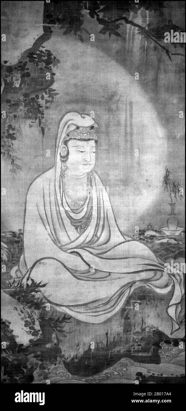 China/Japan: Guan Yin in weißer Robe. Hängende Schriftrolle Gemälde von Mu-ch'i (c. 1210-1269), erhalten im Daitokuji-Tempel in Kyoto, Japan, frühe Ming-Kopie. Guan Yin (Guanyin), auch bekannt als Kuan Yin und Guanshiyin, ist der Bodhisattva der Barmherzigkeit und des Mitgefühls im Buddhismus. Sie ist das ostasiatische Äquivalent von Avalokitesvara und besonders in der chinesischen Volksreligion beliebt. Sie wurde von Jesuitenmissionaren in China als „Göttin der Barmherzigkeit“ bezeichnet. Sie war eine zentrale Figur im chinesischen mythologischen Epos „Reise in den Westen“. Stockfoto