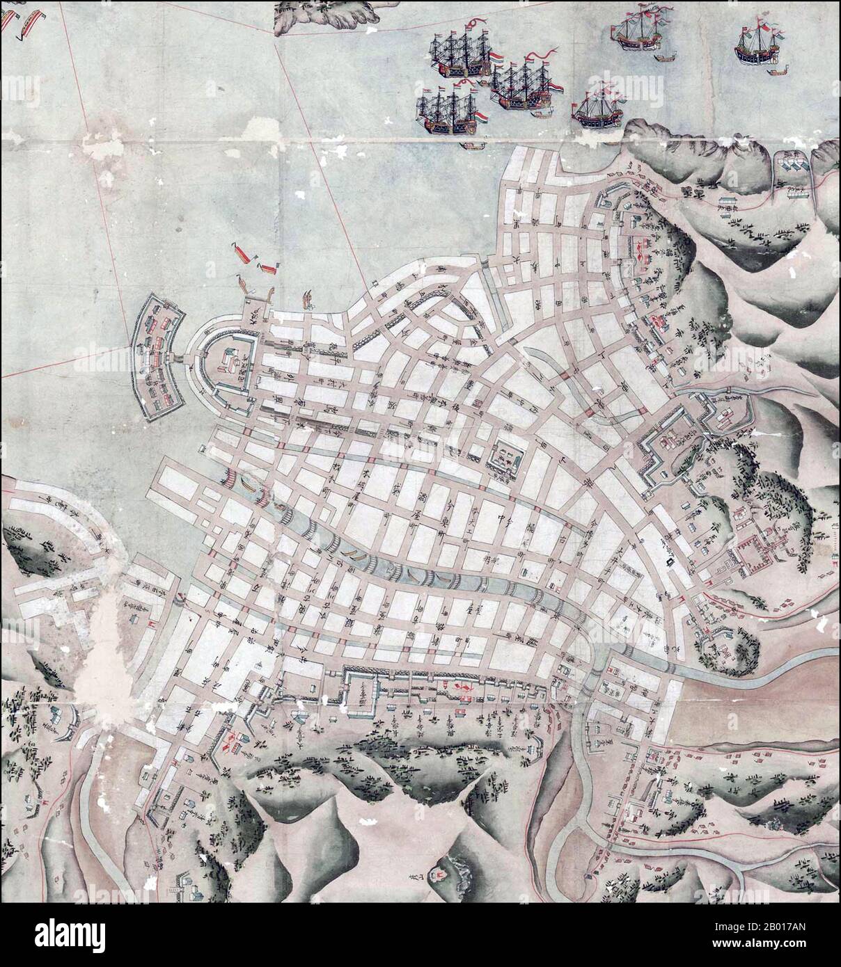 Japan: Eine japanische Karte des Hafens von Nagasaki aus dem 19th. Jahrhundert, auf der die Insel Dejima durch eine Brücke mit dem Festland verbunden ist. Schiffe, die die niederländische Flagge führen, sind im Hafen verankert. Norden befindet sich oben rechts. Dejima (wörtlich 'Exit Island'; Niederländisch: Desjima oder Deshima, manchmal latinisiert als Decima oder Dezima) war eine kleine fächerförmige künstliche Insel, die 1634 in der Bucht von Nagasaki gebaut wurde. Diese Insel, die durch das Graben eines Kanals durch eine kleine Halbinsel entstand, blieb während der Edo-Zeit der einzige Ort des direkten Handels und Austauschs zwischen Japan und der Außenwelt. Stockfoto