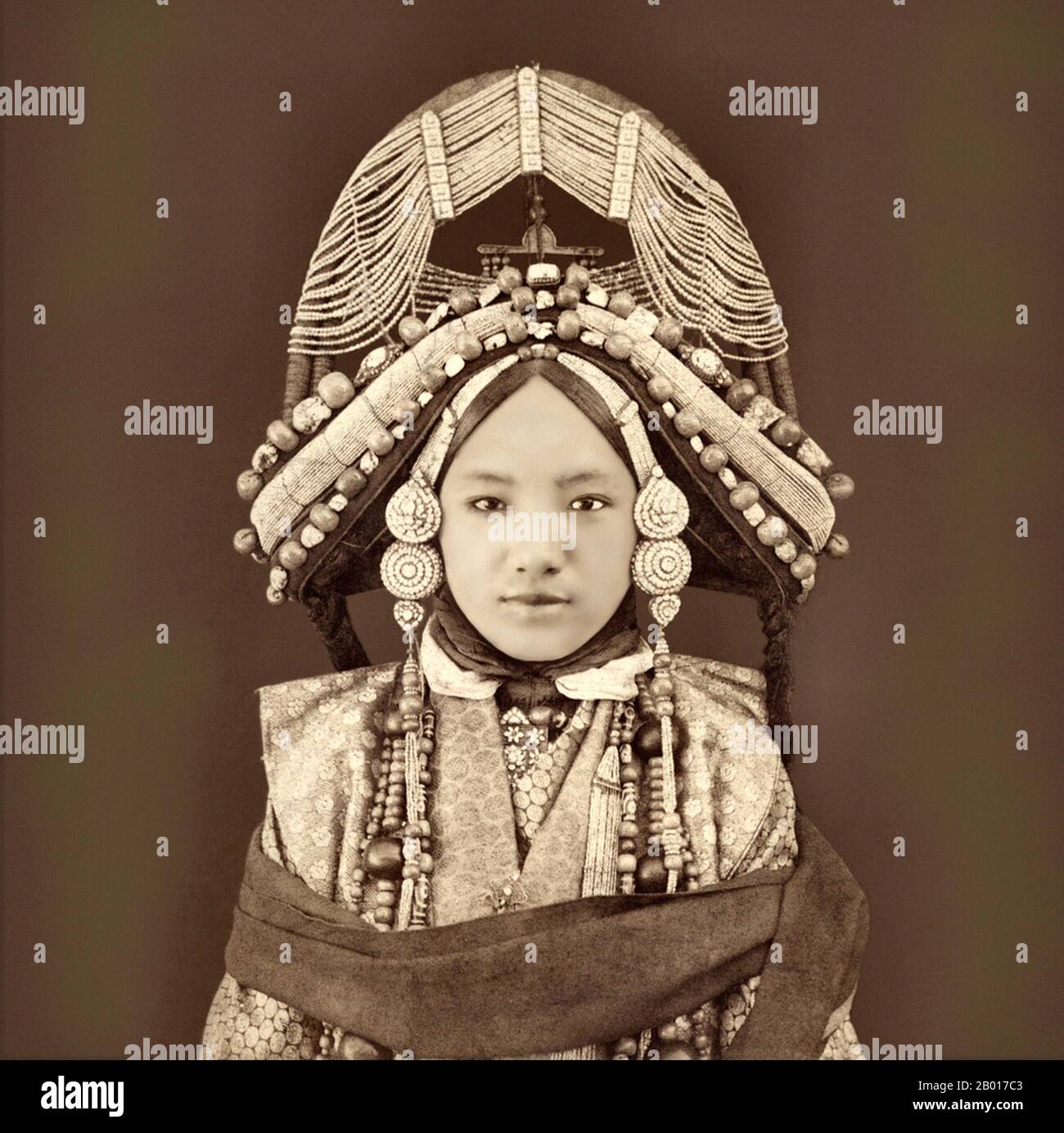 China/Tibet: Eine tibetische Lhacham oder Prinzessin in traditioneller Kleidung von Sarat Chandra das (18 Jule 1849 - 5. Januar 1917), c. 1879. Ein frühes Foto von Sarat Chandra das einer tibetischen Prinzessin (Lhacham), die traditionelle Kleidung, schweren Schmuck und einen sehr aufwendigen Kopfschmuck trägt. Stockfoto