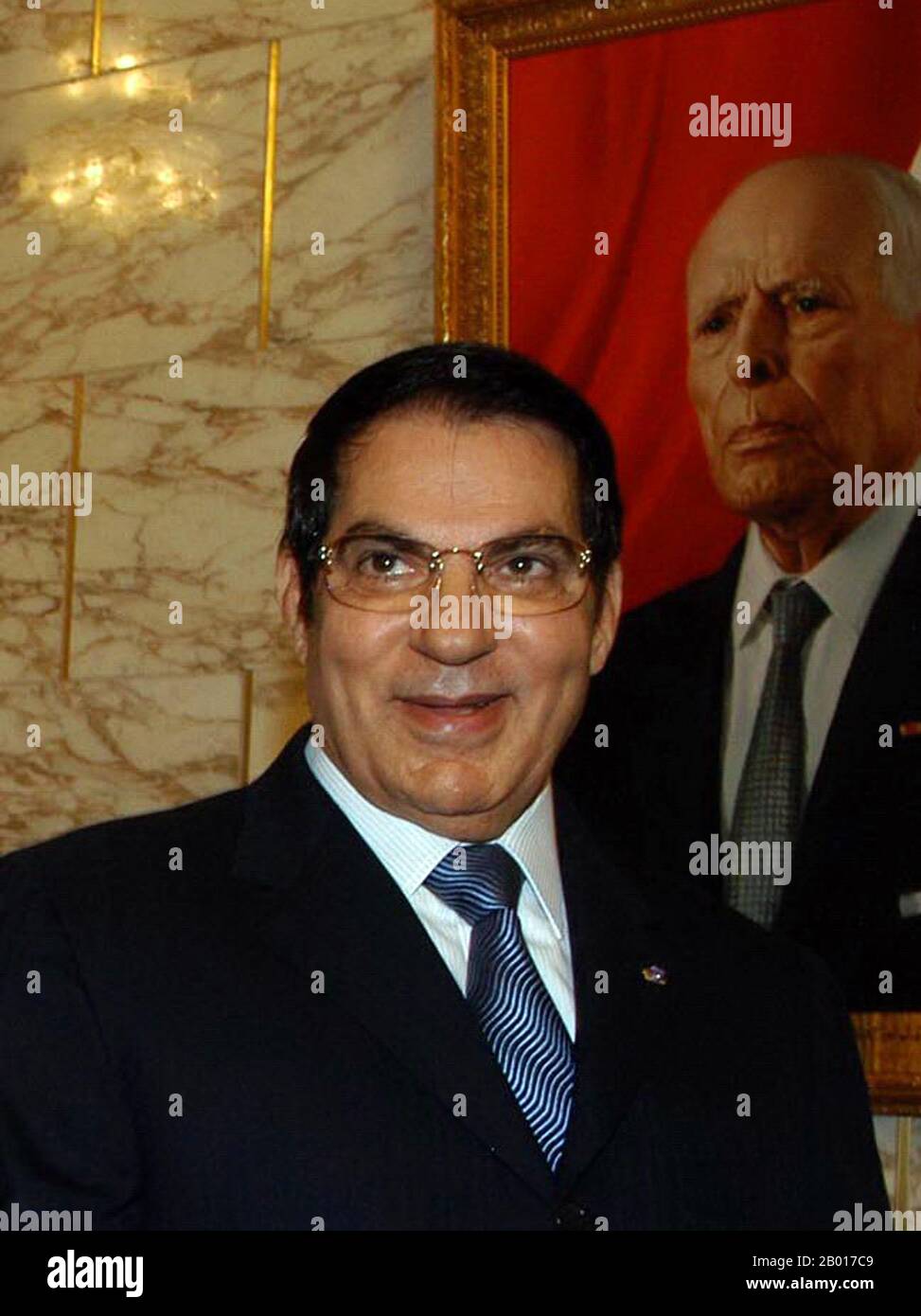 Tunesien: Zine El Abidine Ben Ali, Präsident von Tunesien (r. 1987-2011), vor einem Porträt des ehemaligen Präsidenten Habib Bourguiba, 2008. November, Presidencia de la Nacion Argentina (CC BY-2,0 License). Zine El Abidine Ben Ali (3. September 1936 - 19. September 2019) war der zweite Präsident der Tunesischen Republik. Er bekleidete das Amt vom 7. November 1987 an, bis er am 14. Januar 2011 zurücktreten und aus dem Land fliehen musste. Ben Ali wurde im Oktober 1987 zum Premierminister ernannt und übernahm im November 1987 die Präsidentschaft durch einen blutlosen Staatsstreich des damaligen Präsidenten Habib Bourguiba. Stockfoto