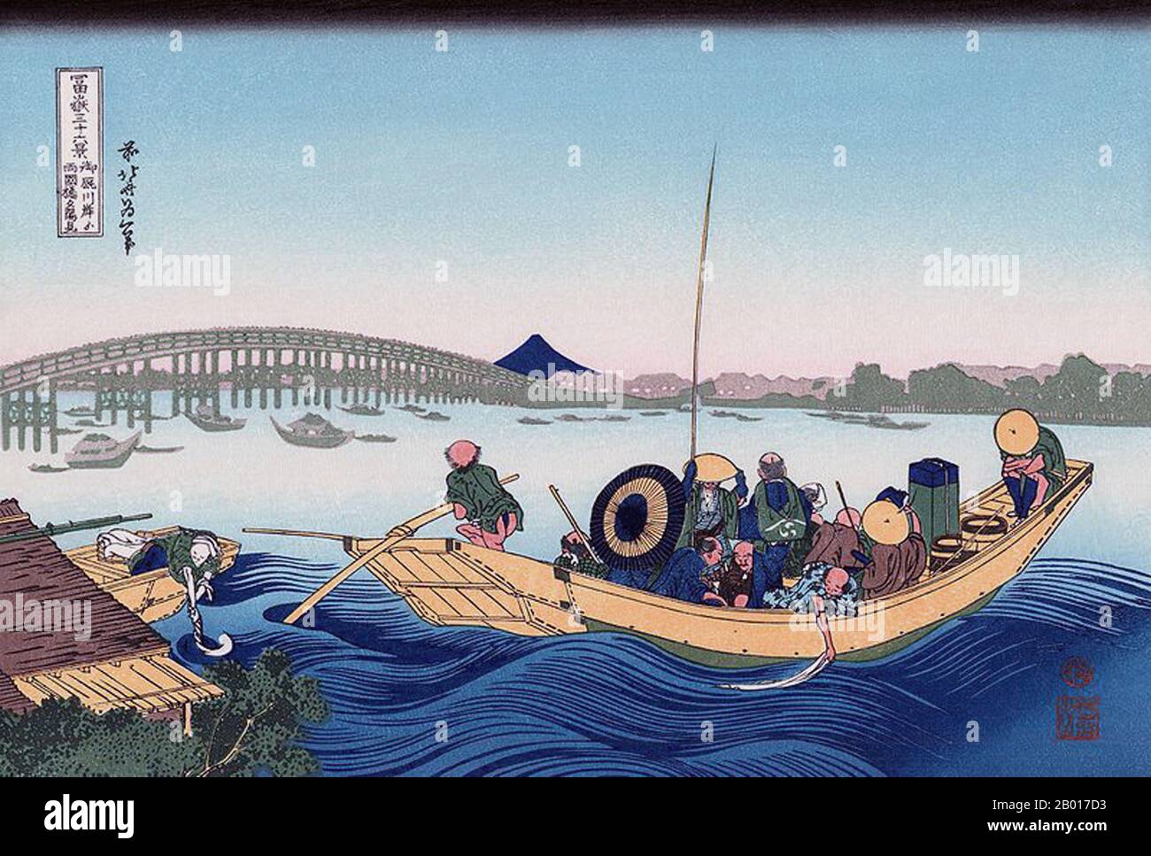 Japan: ‘Sonnenuntergang über der Ryogoku-Brücke vom Ufer des Sumida-Flusses bei Onmayagashi'. Ukiyo-e Holzschnitt aus der Serie ‘Thirty-Six views of Mount Fuji’ von Katsushika Hokusai (31. Oktober 1760 - 10. Mai 1849), 1830. ‘Thirty-Six Views of Mount Fuji’ ist eine Serie von Holzschnitten der japanischen Künstlerin Katsushika Hokusai, die „Sukiyo-e“ ‘. Die Serie zeigt den Fuji in unterschiedlichen Jahreszeiten und Wetterbedingungen an verschiedenen Orten und Entfernungen. Es besteht tatsächlich aus 46 Drucken, die zwischen 1826 und 1833 entstanden sind. Die ersten 36 wurden in die ursprüngliche Publikation aufgenommen und 10 weitere wurden hinzugefügt. Stockfoto