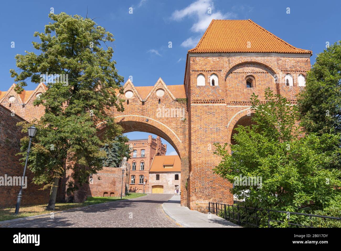 Teil der alten Stadtmauer von Torun mit einem Verteidigungsturm und einer teutonischen Burg, Polen. Stockfoto